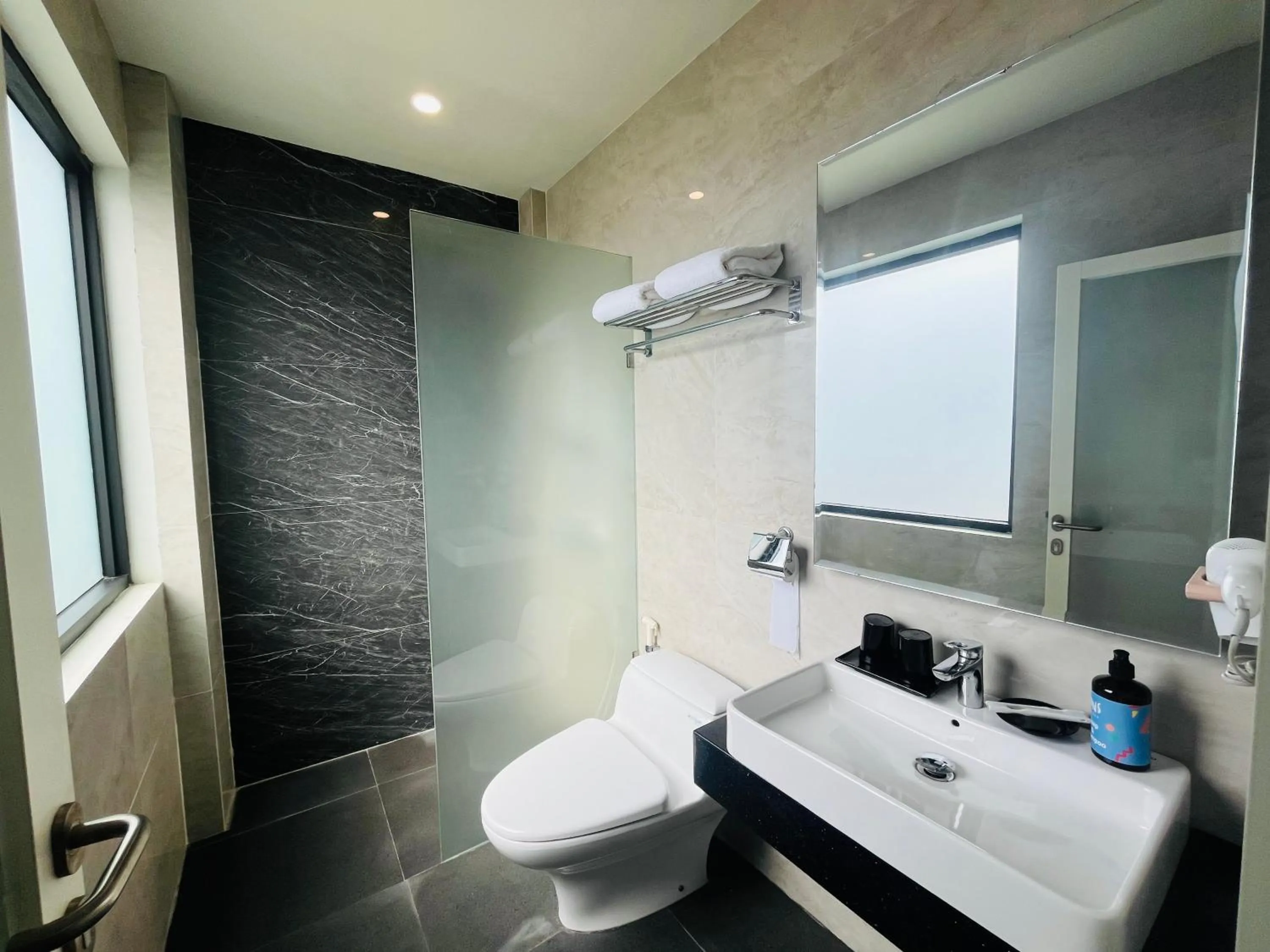 Bathroom in Sans Hotel 88 Andalan Surabaya by RedDoorz
