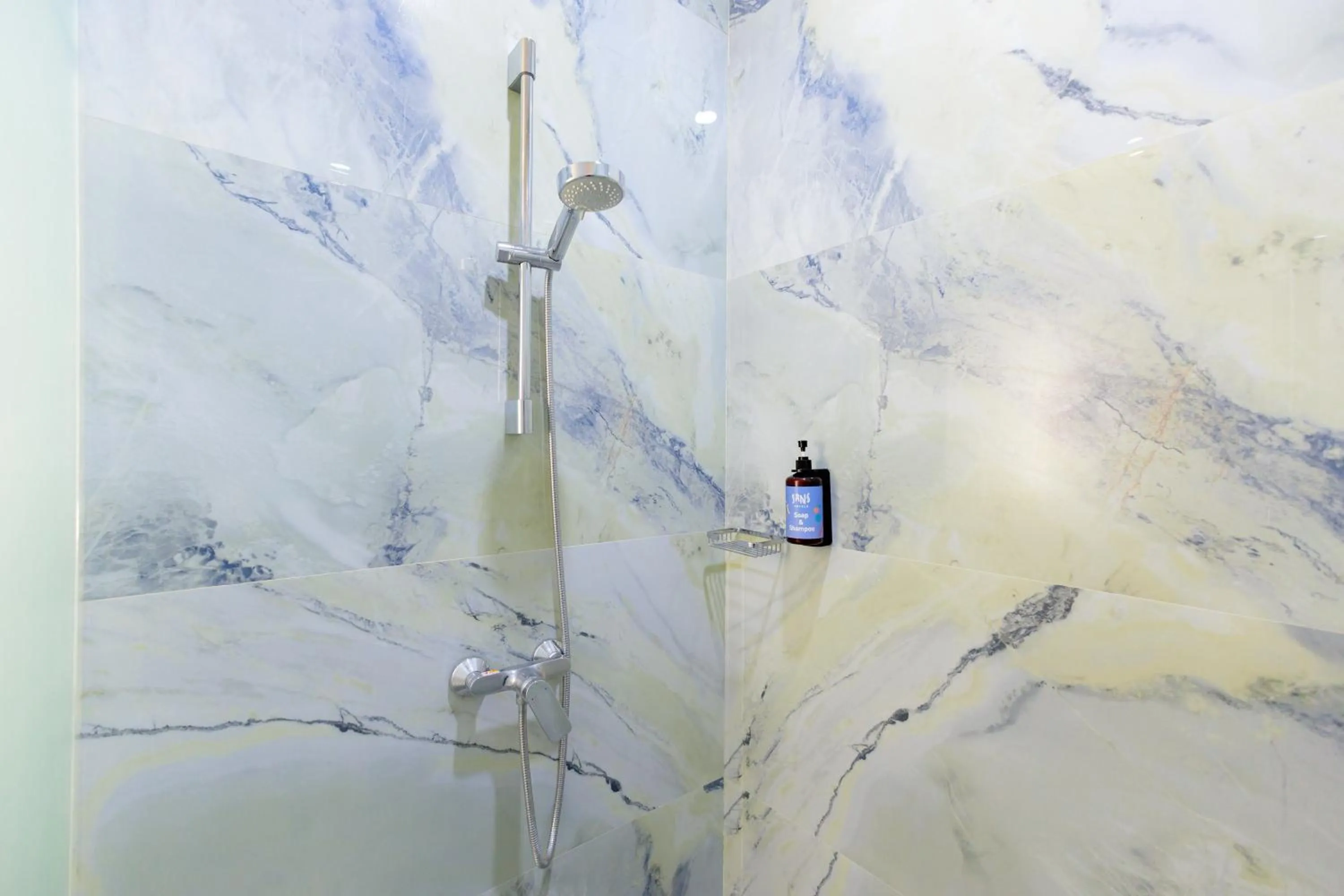 Bathroom in Sans Hotel 88 Andalan Surabaya by RedDoorz