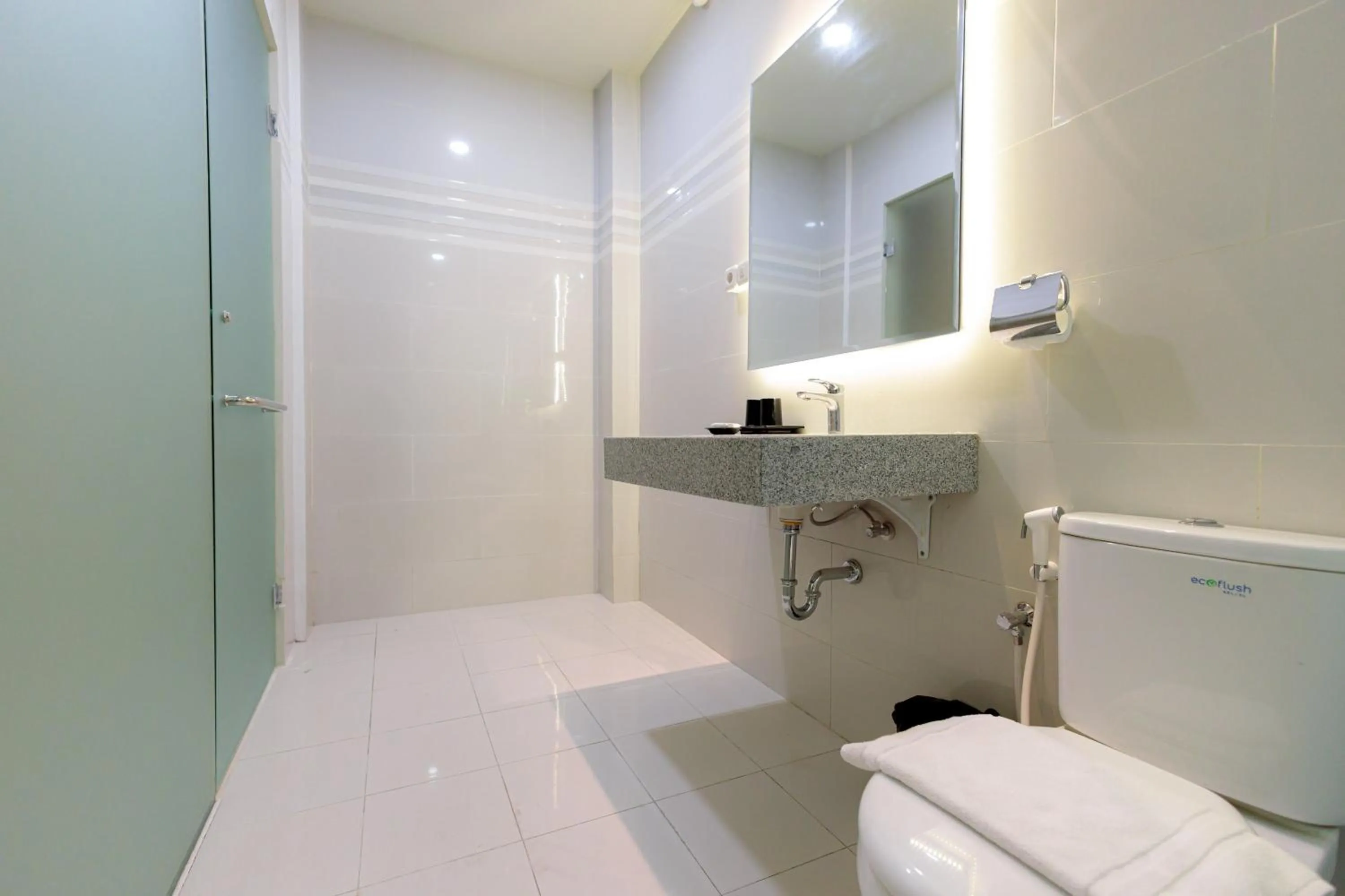 Bathroom in Sans Hotel 88 Andalan Surabaya by RedDoorz