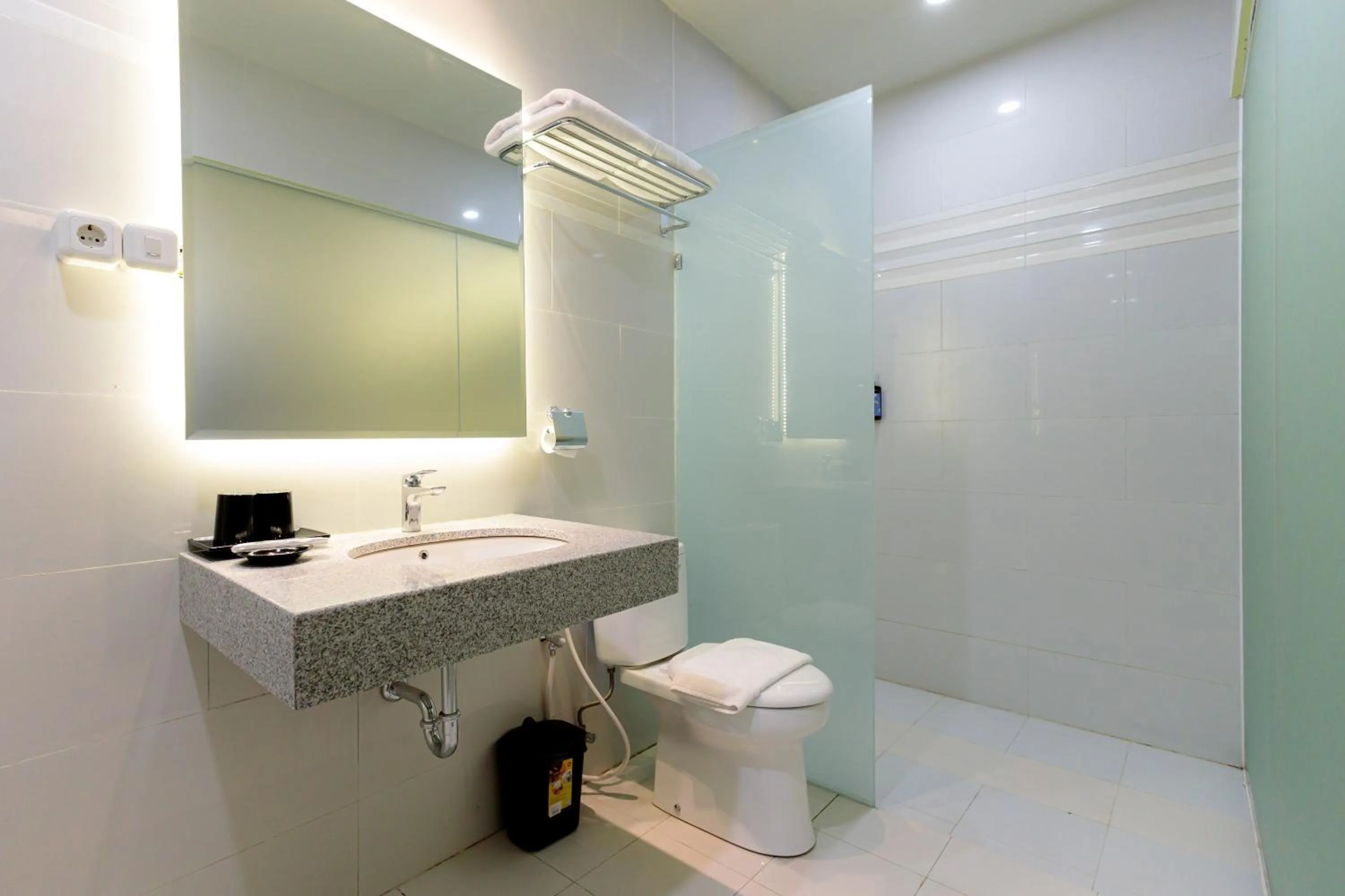 Bathroom in Sans Hotel 88 Andalan Surabaya by RedDoorz