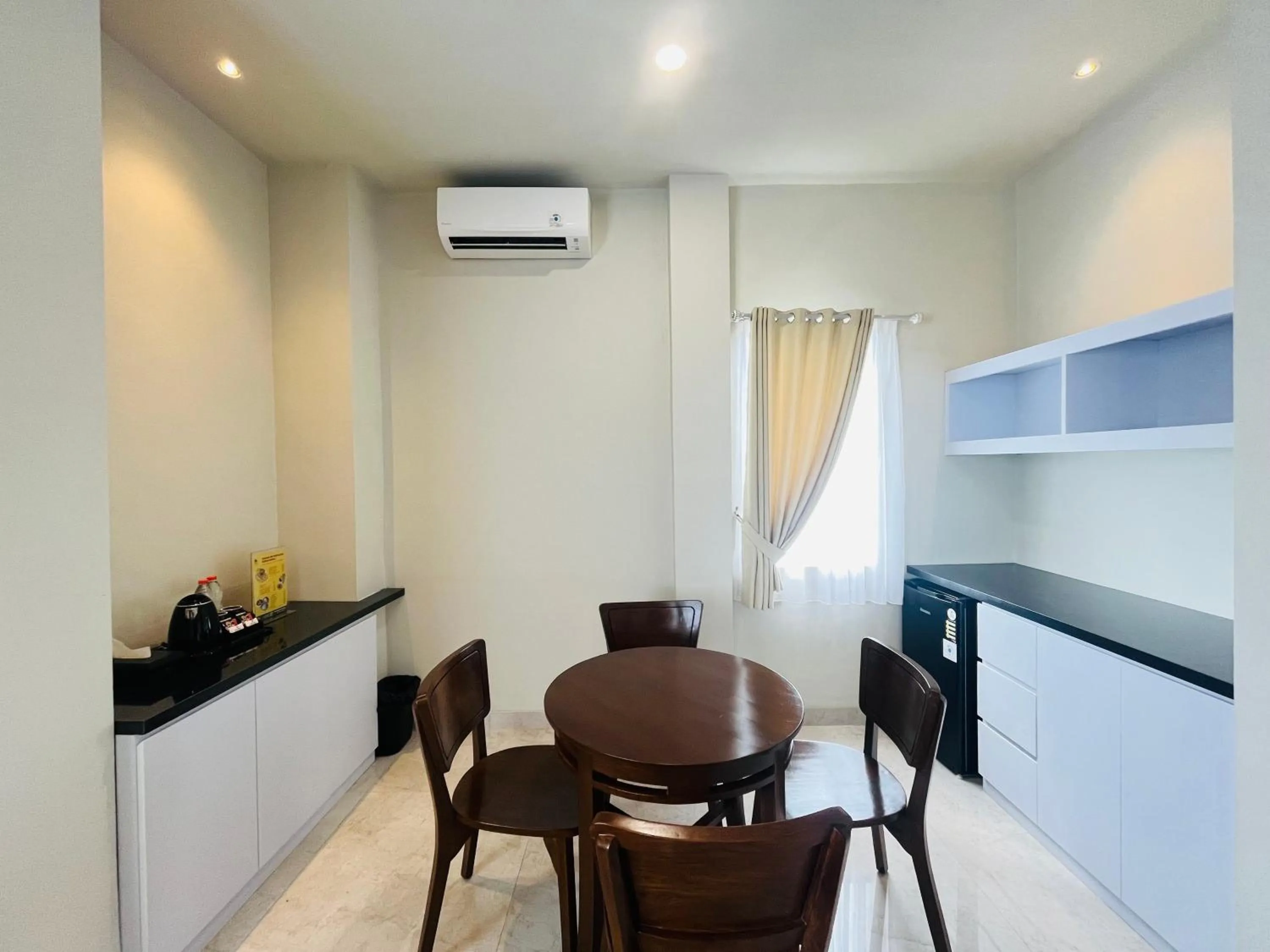 Dining area in Sans Hotel 88 Andalan Surabaya by RedDoorz