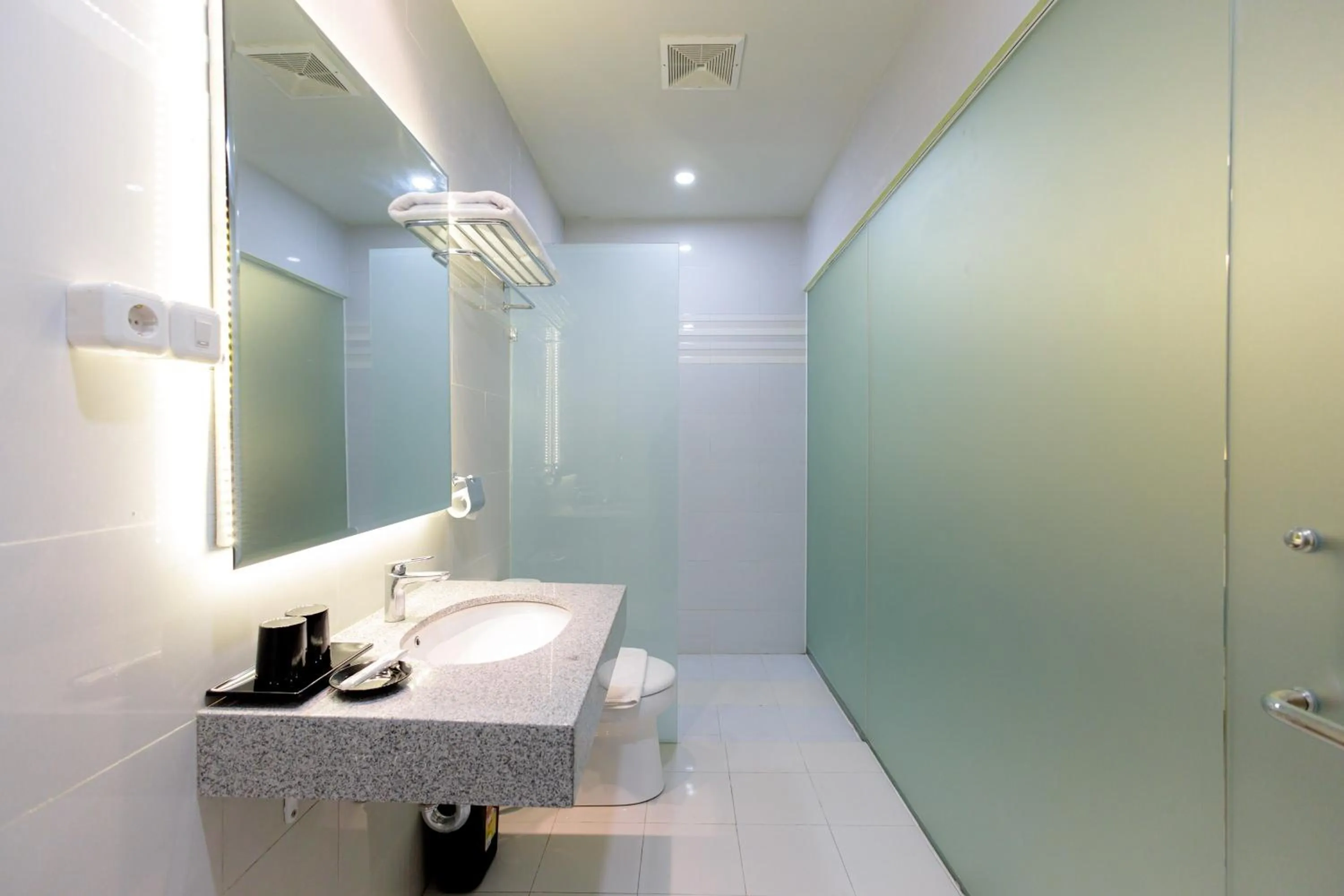 Bathroom in Sans Hotel 88 Andalan Surabaya by RedDoorz