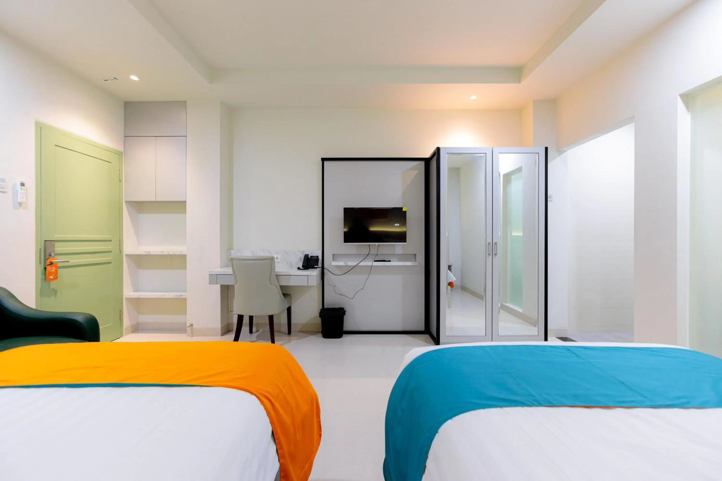 Bed in Sans Hotel 88 Andalan Surabaya by RedDoorz