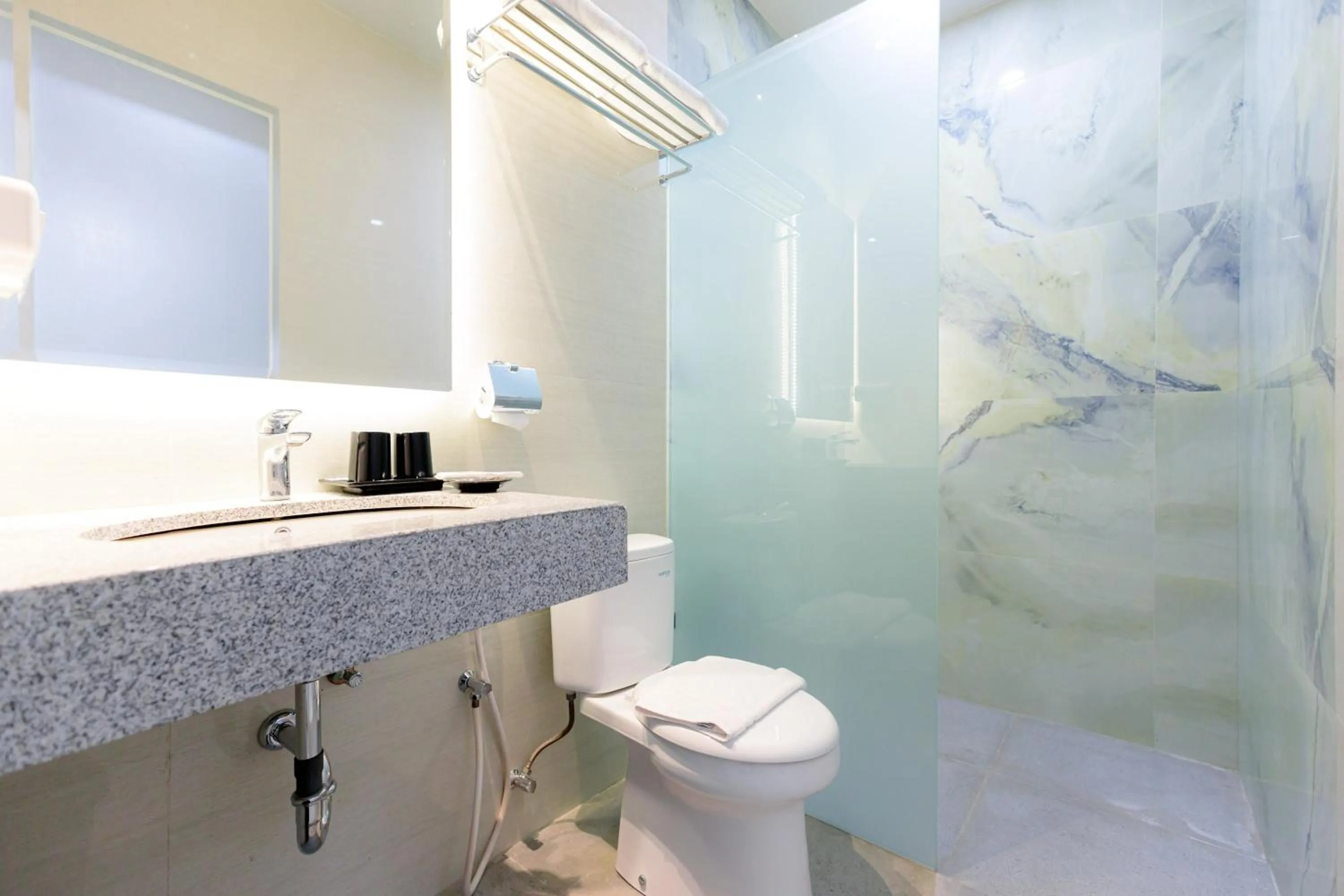 Bathroom in Sans Hotel 88 Andalan Surabaya by RedDoorz