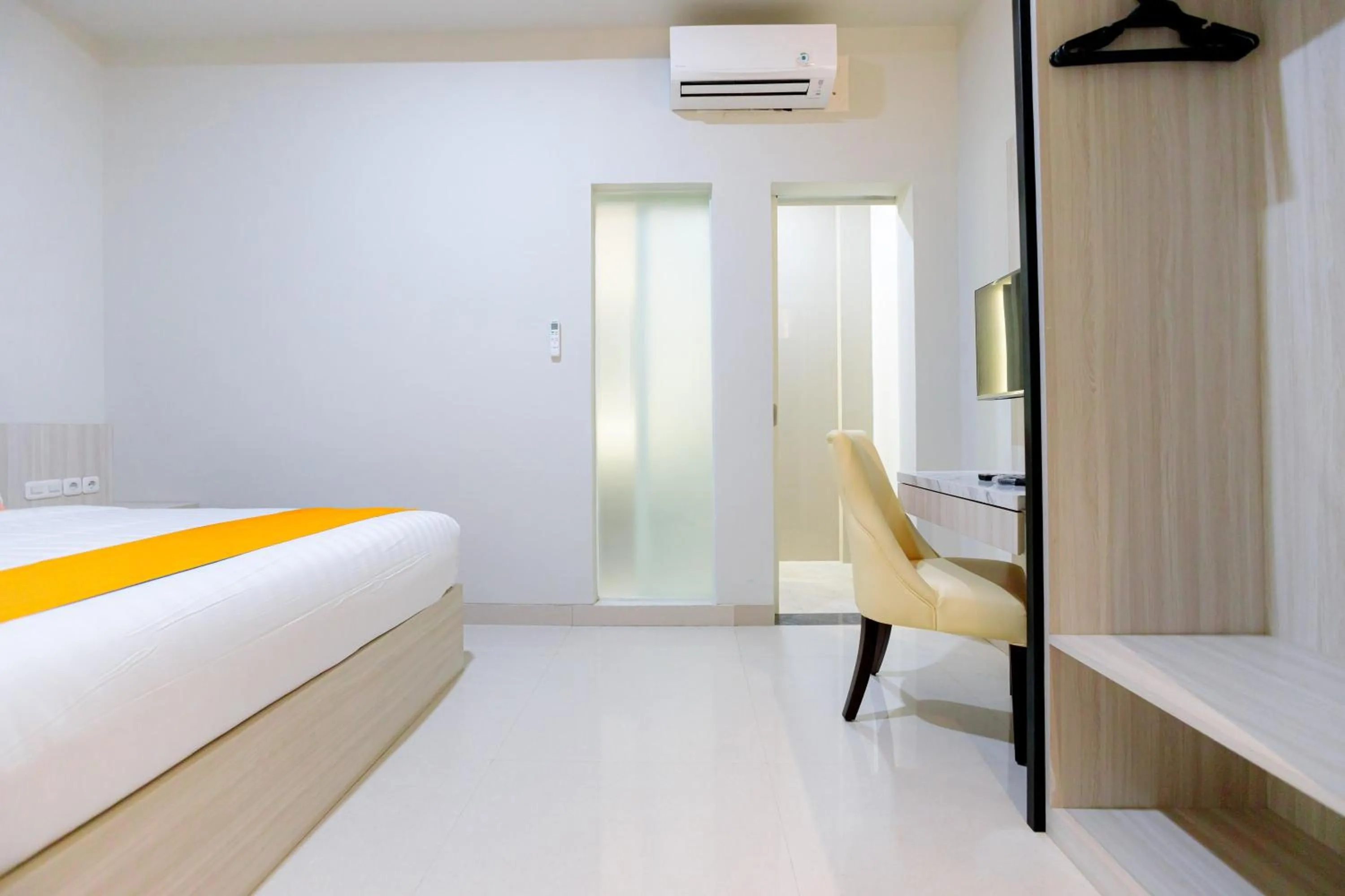 Bed in Sans Hotel 88 Andalan Surabaya by RedDoorz