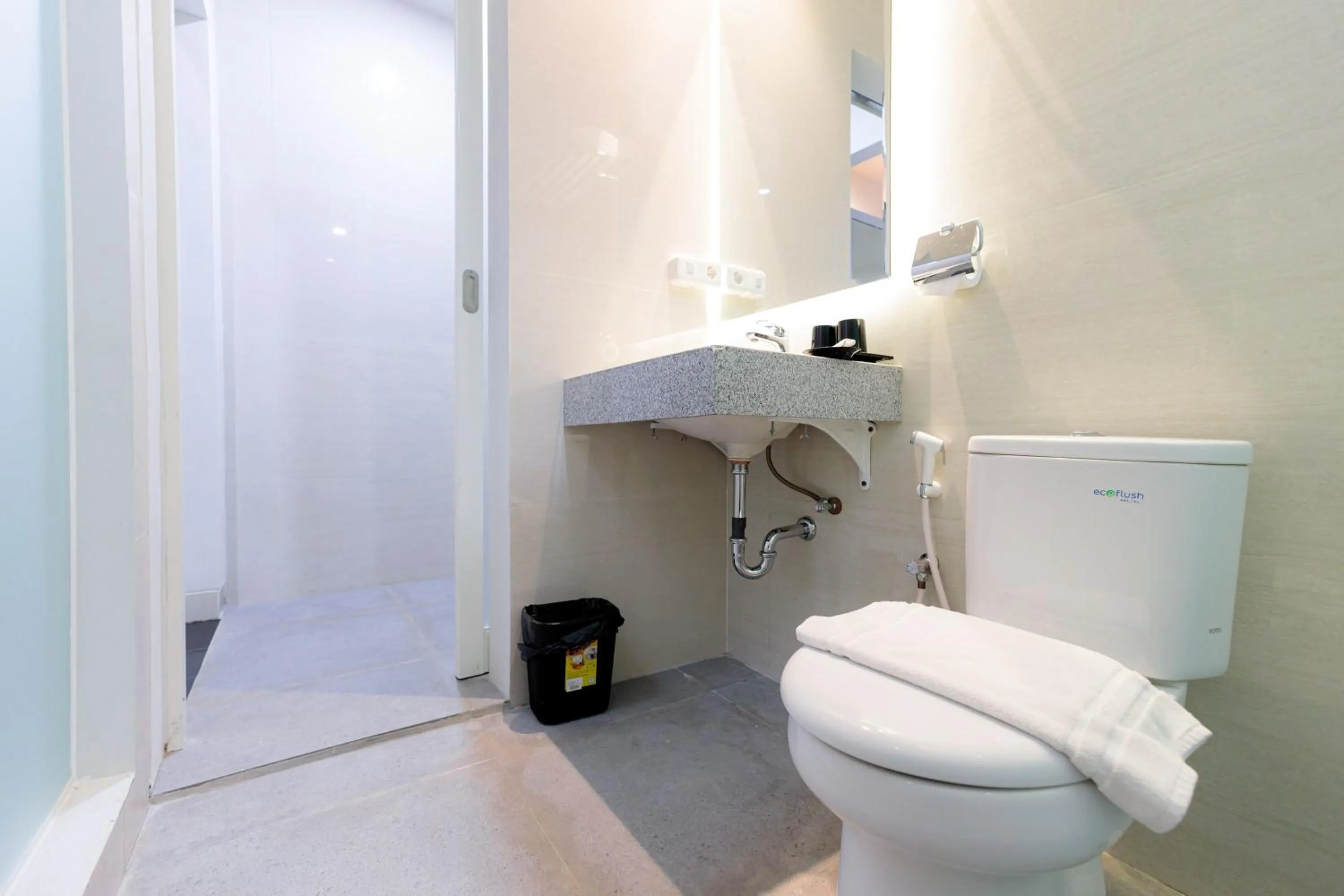 Bathroom in Sans Hotel 88 Andalan Surabaya by RedDoorz