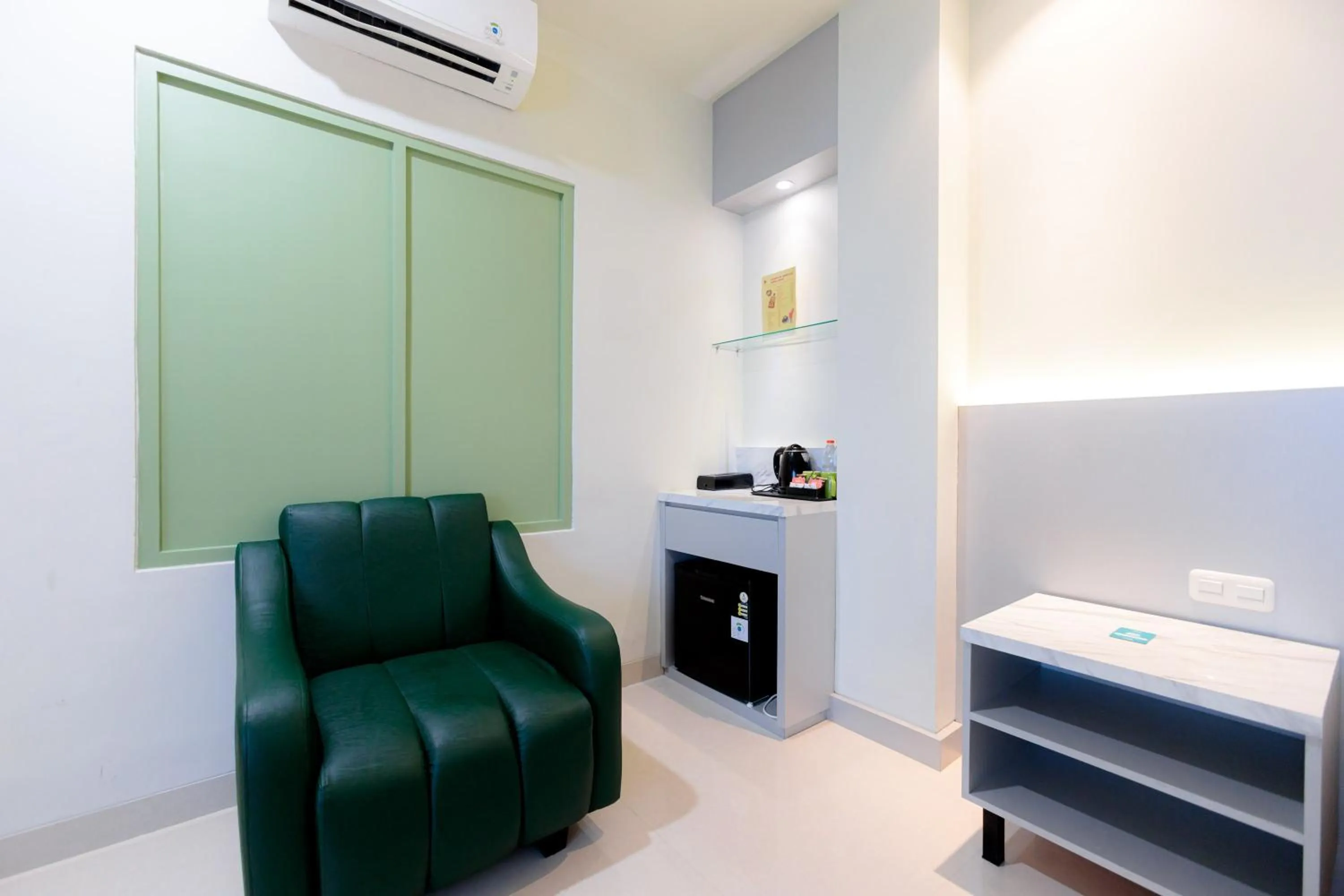 Seating area, Bed in Sans Hotel 88 Andalan Surabaya by RedDoorz