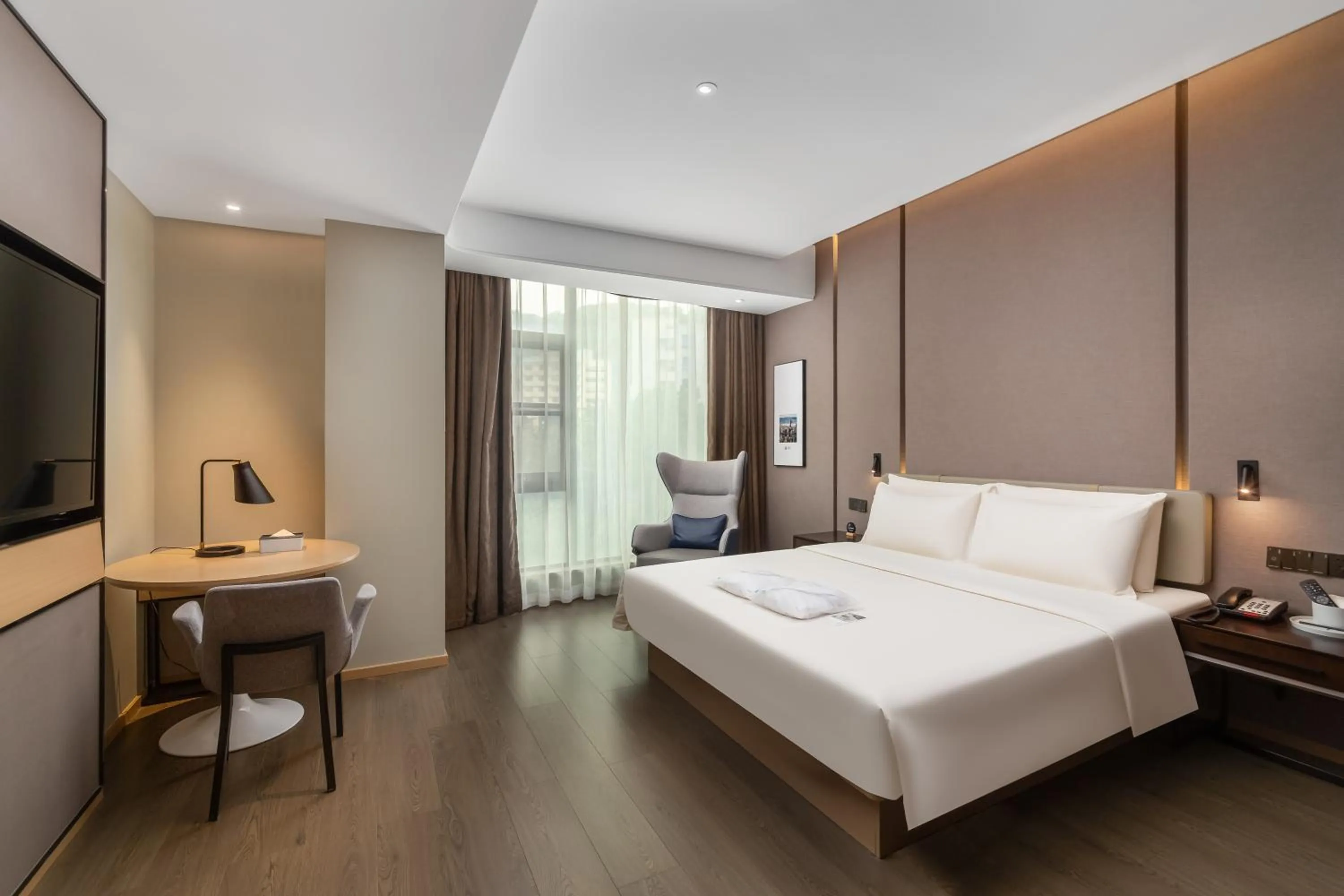 Photo of the whole room, Bed in Atour Hotel Chongqing Guanyinqiao Flower Garden