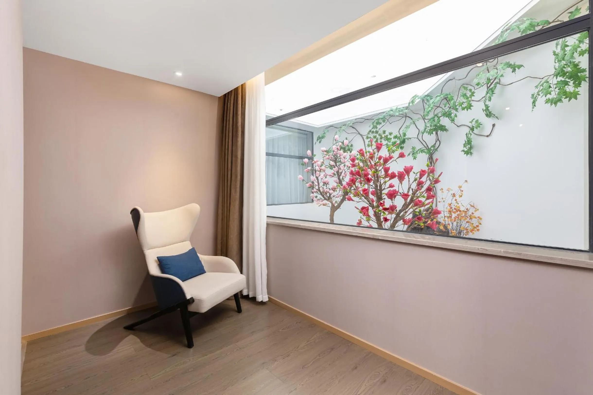 Seating area in Atour Hotel Chongqing Guanyinqiao Flower Garden