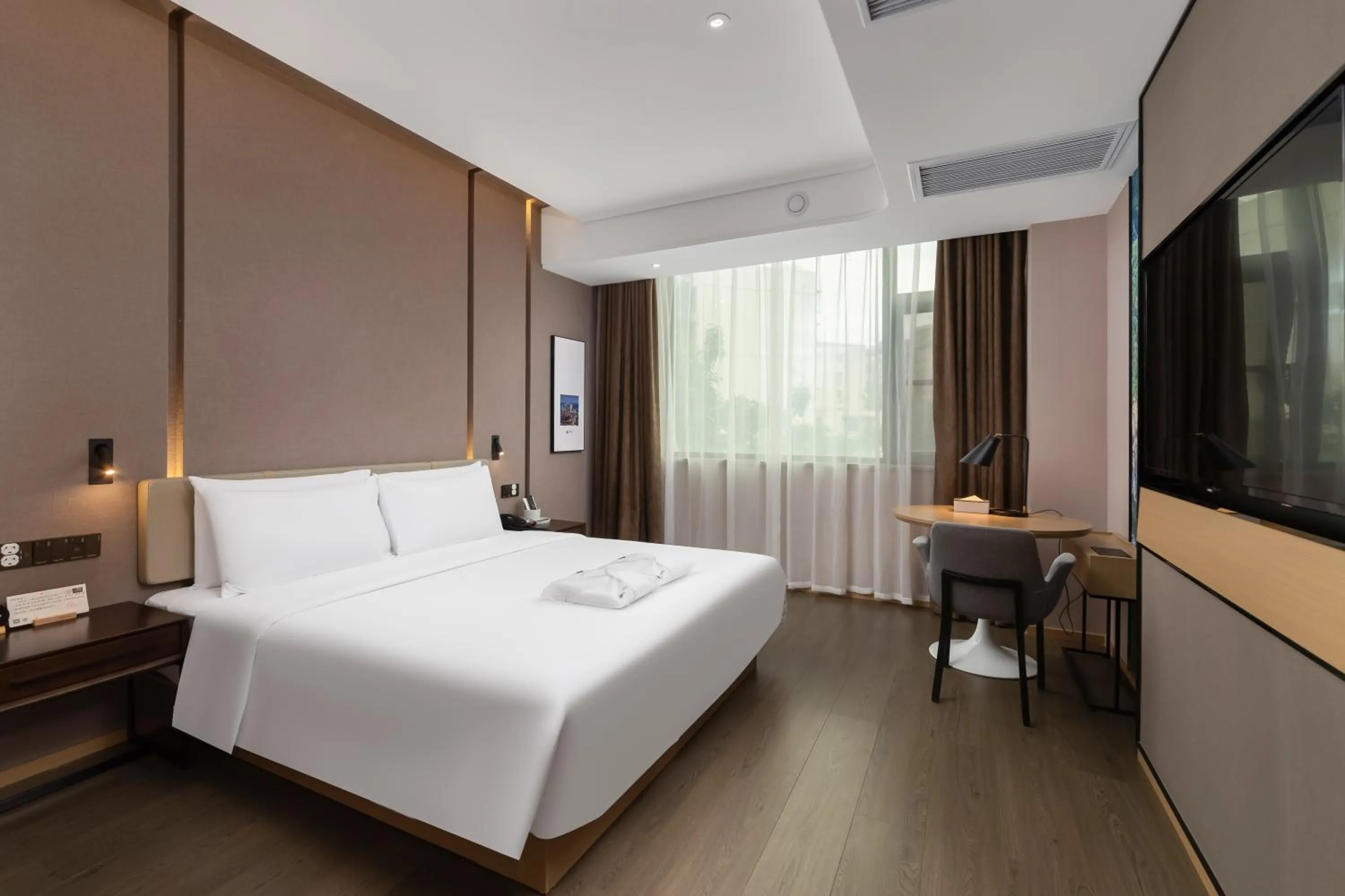 Photo of the whole room, Bed in Atour Hotel Chongqing Guanyinqiao Flower Garden