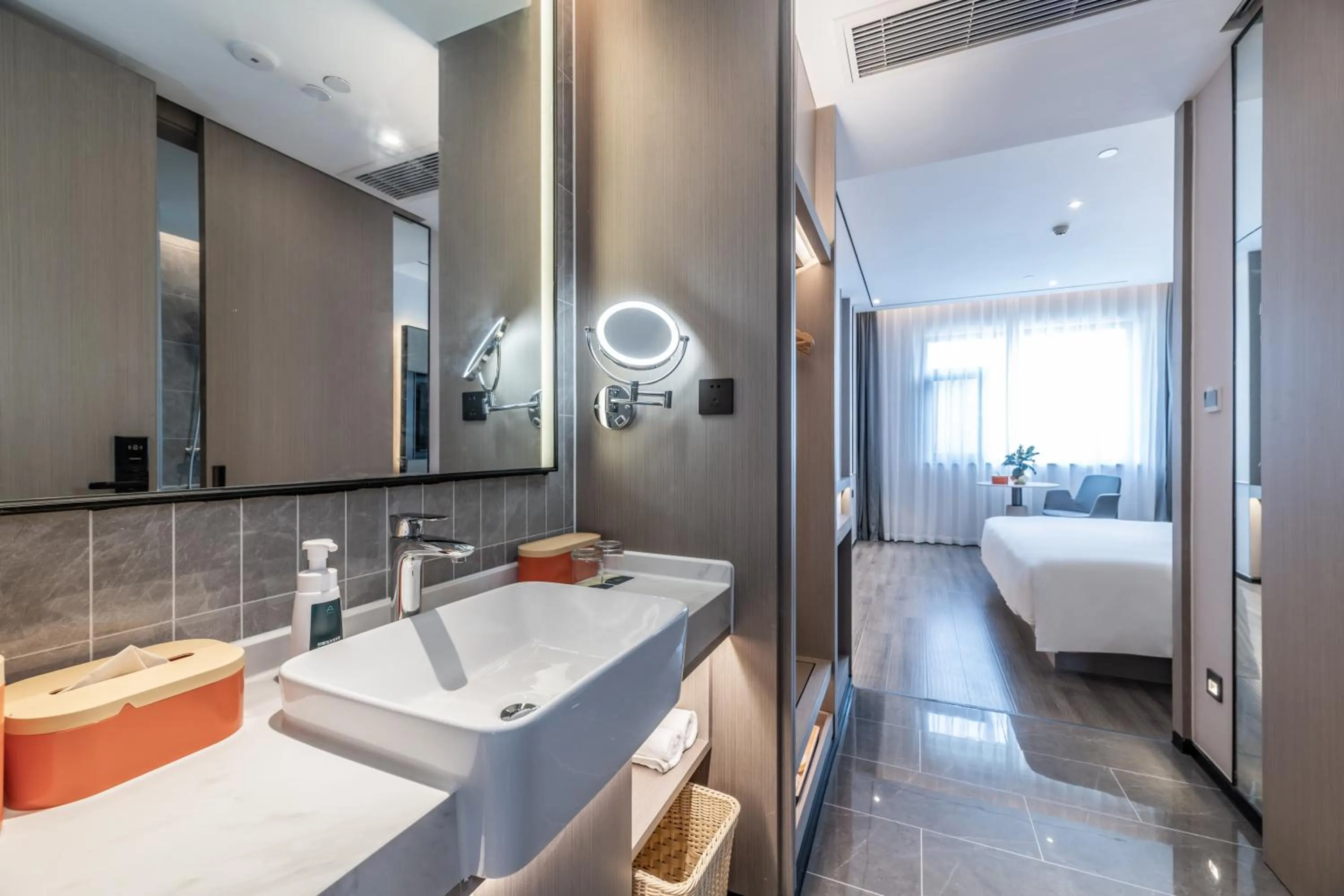 Photo of the whole room, Bed in Atour X Hotel Chengdu Shuangnan Wuhou Avenue Station