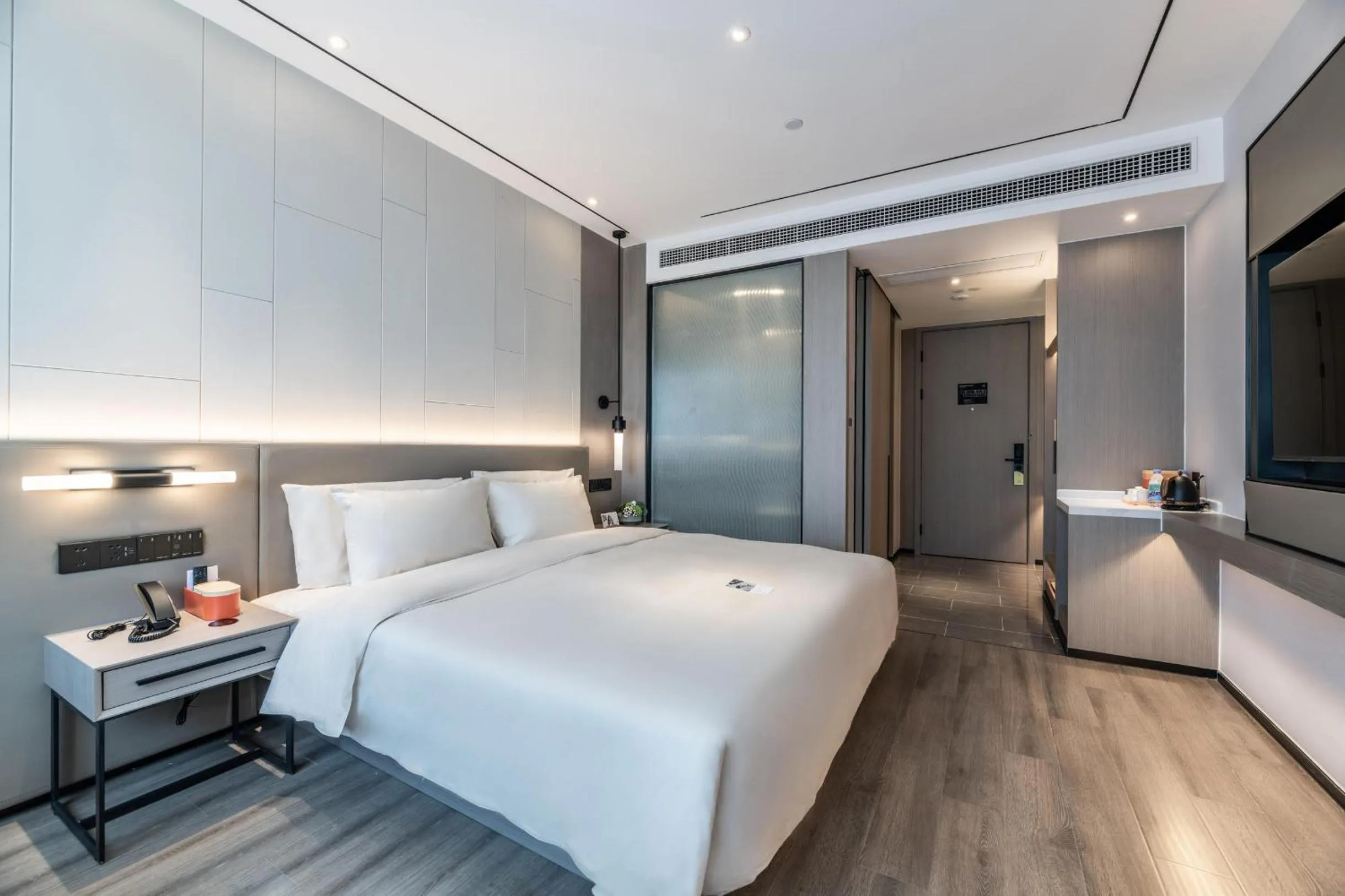 Photo of the whole room, Bed in Atour X Hotel Chengdu Shuangnan Wuhou Avenue Station