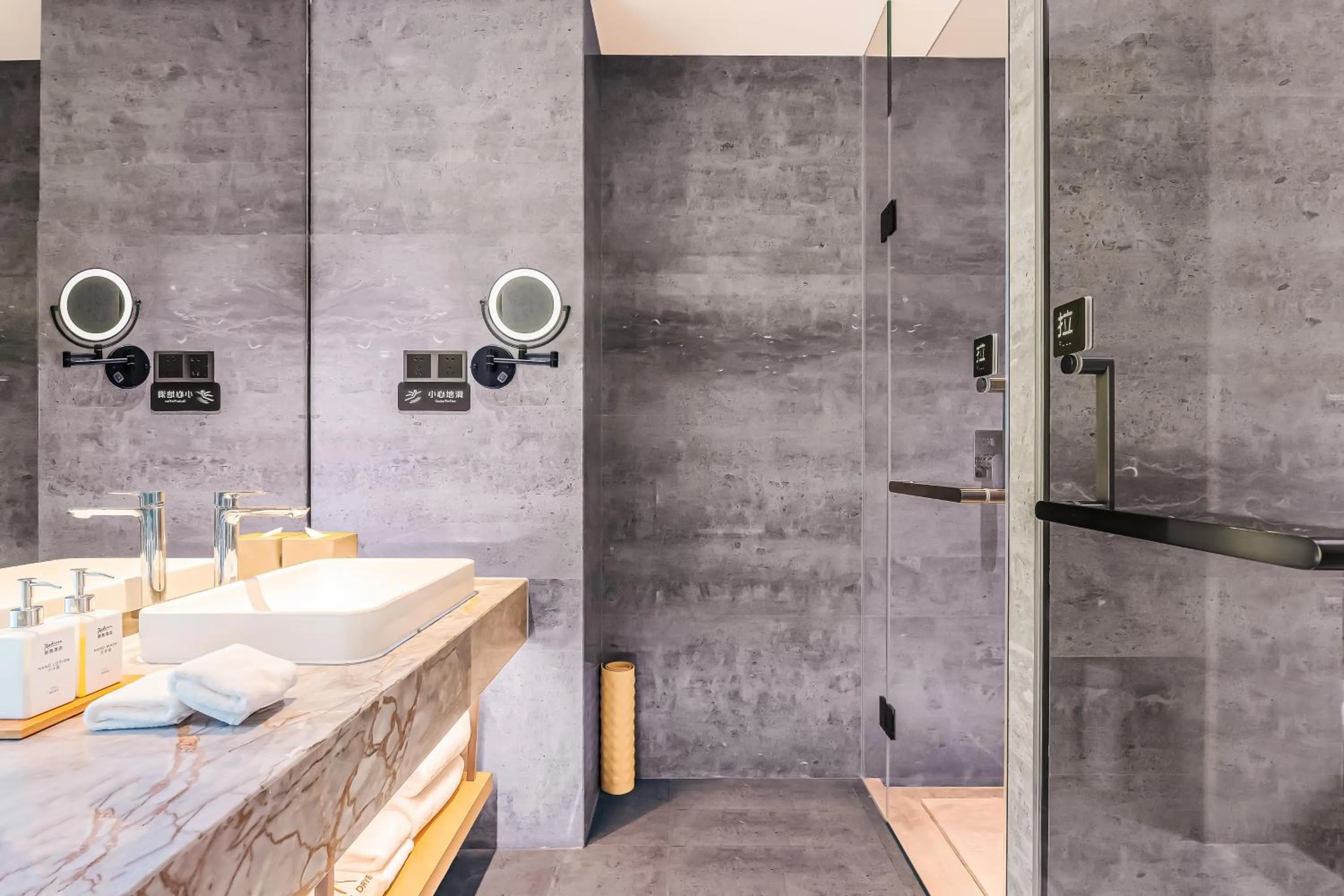 Bathroom in Radisson Hotel, Beijing DaXing Airport