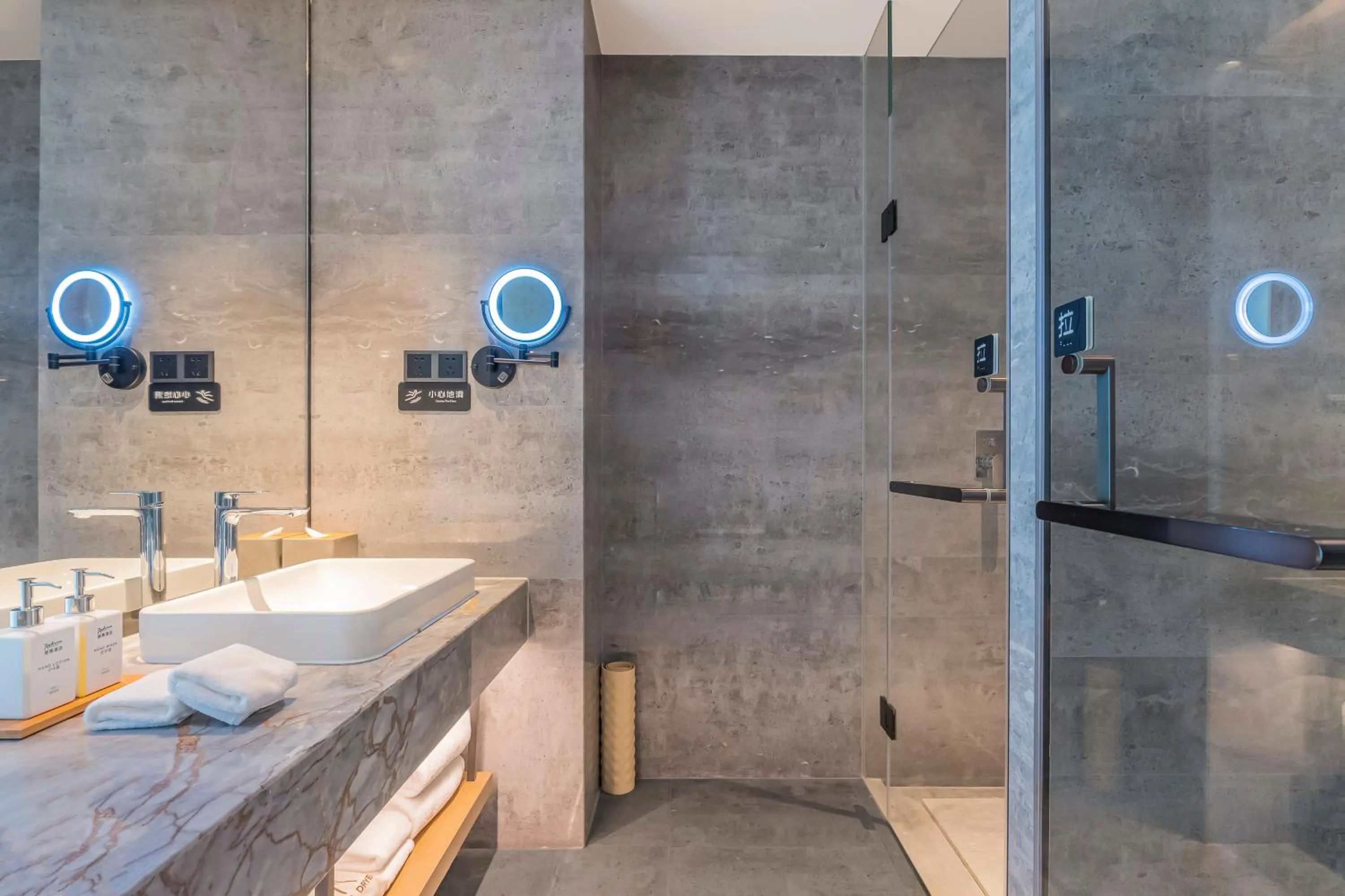 Bathroom in Radisson Hotel, Beijing DaXing Airport