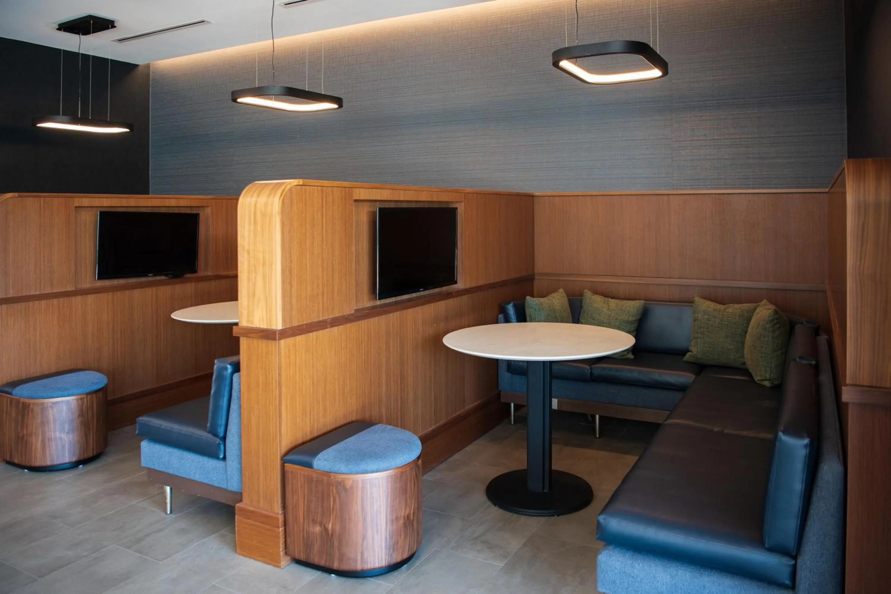 Communal lounge/ TV room in Courtyard by Marriott Lake City