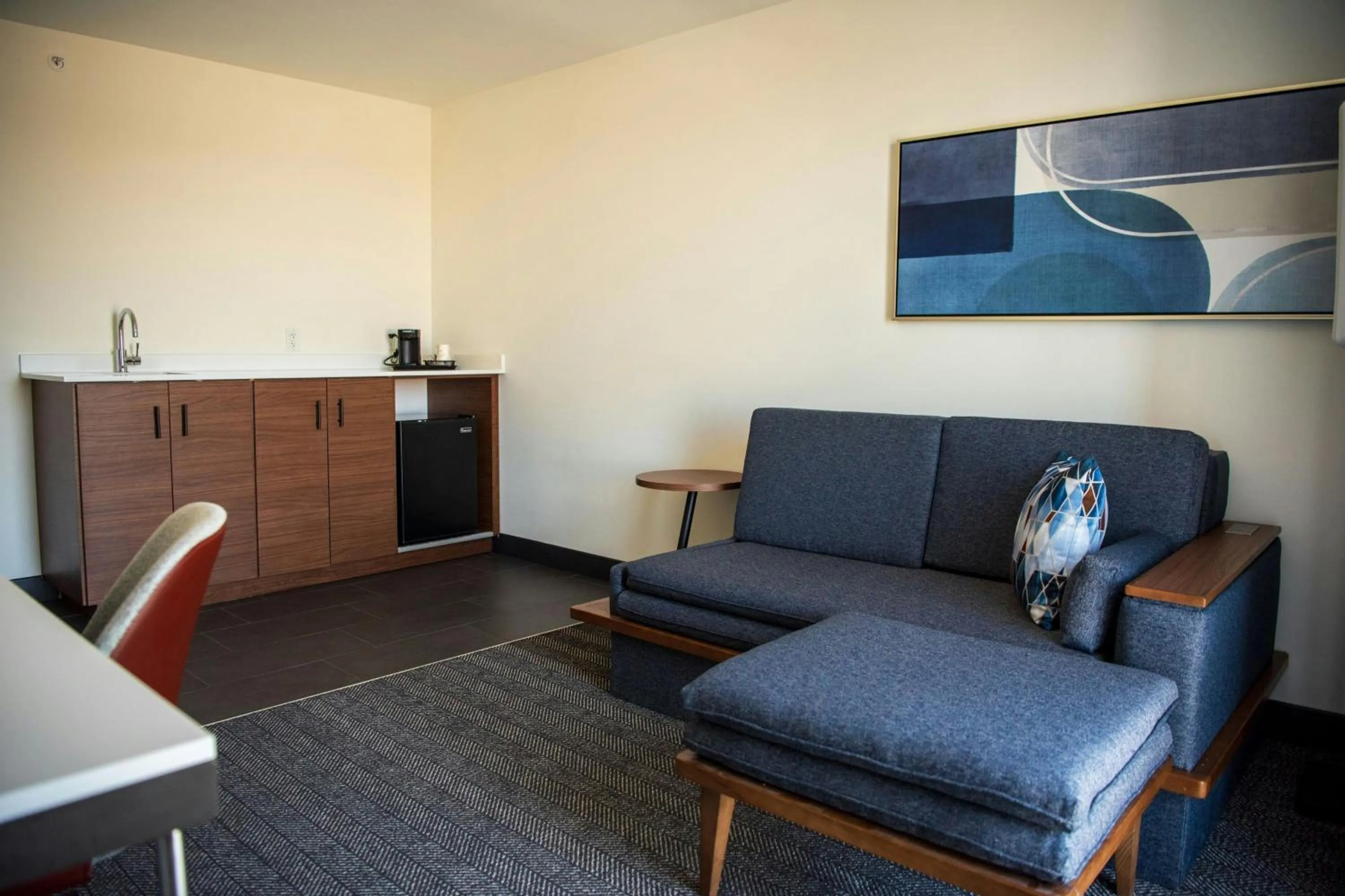 Living room in Courtyard by Marriott Lake City