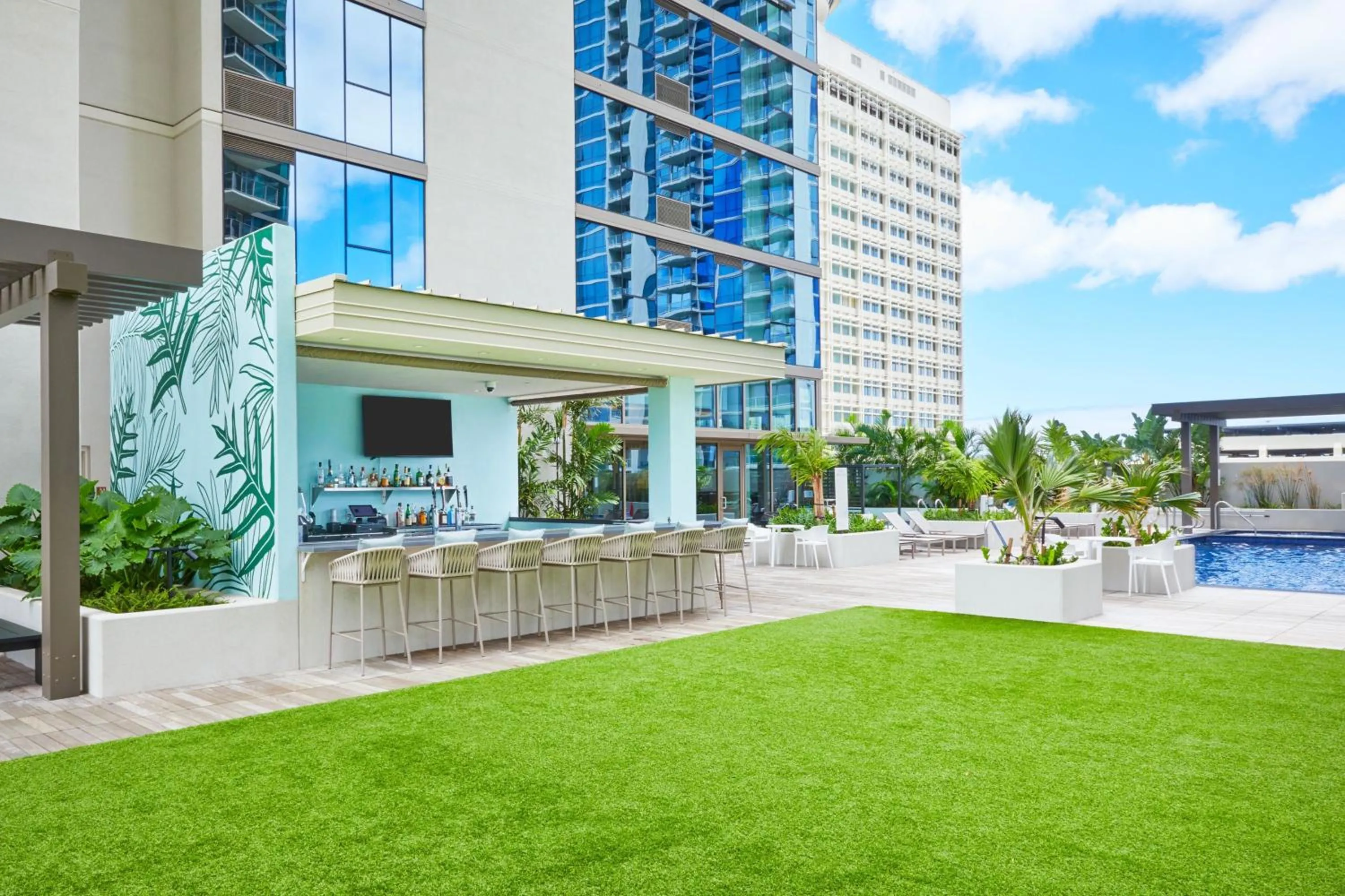 Lounge or bar in Renaissance Honolulu Hotel & Spa
