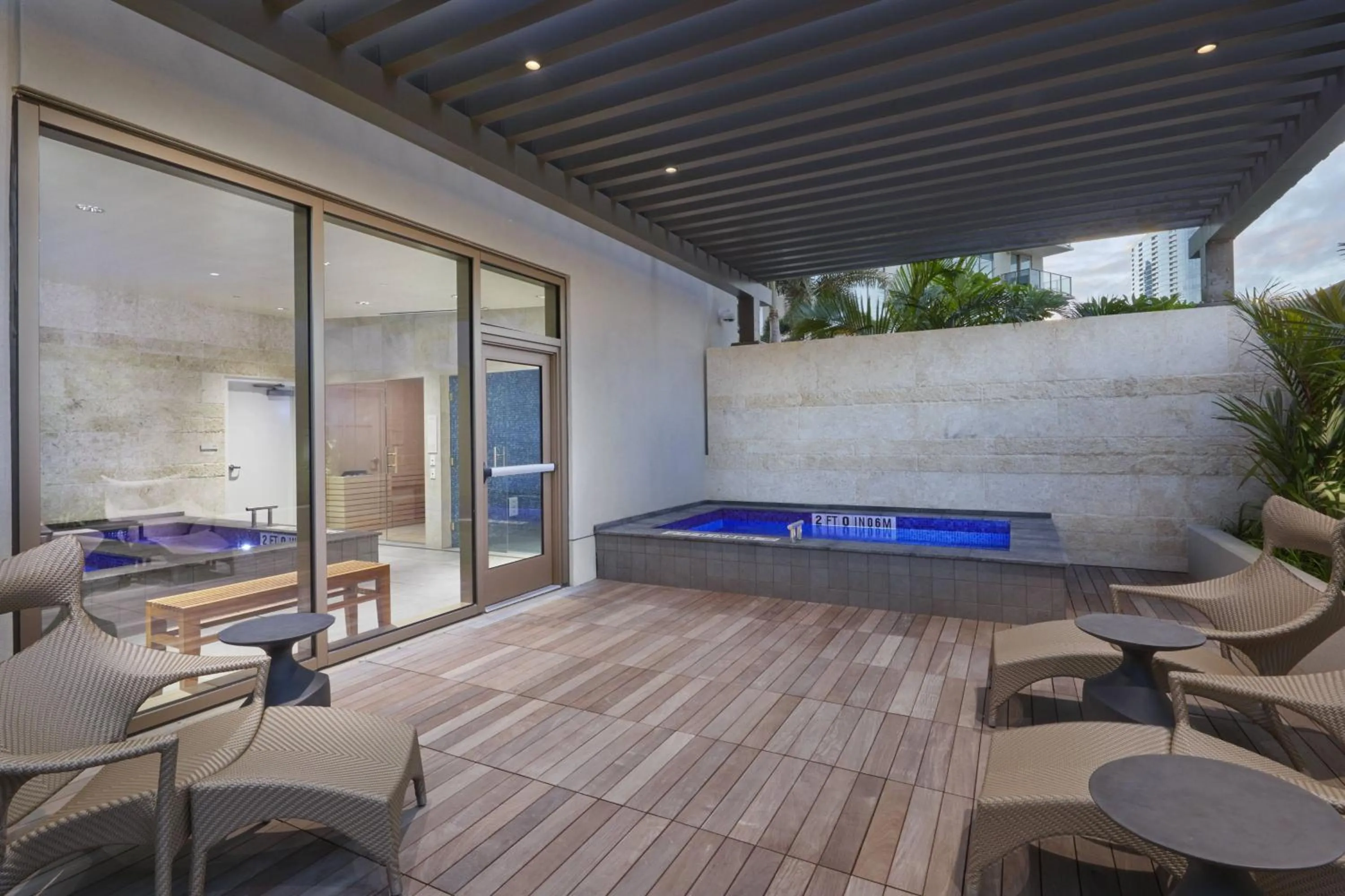 Lounge or bar in Renaissance Honolulu Hotel & Spa