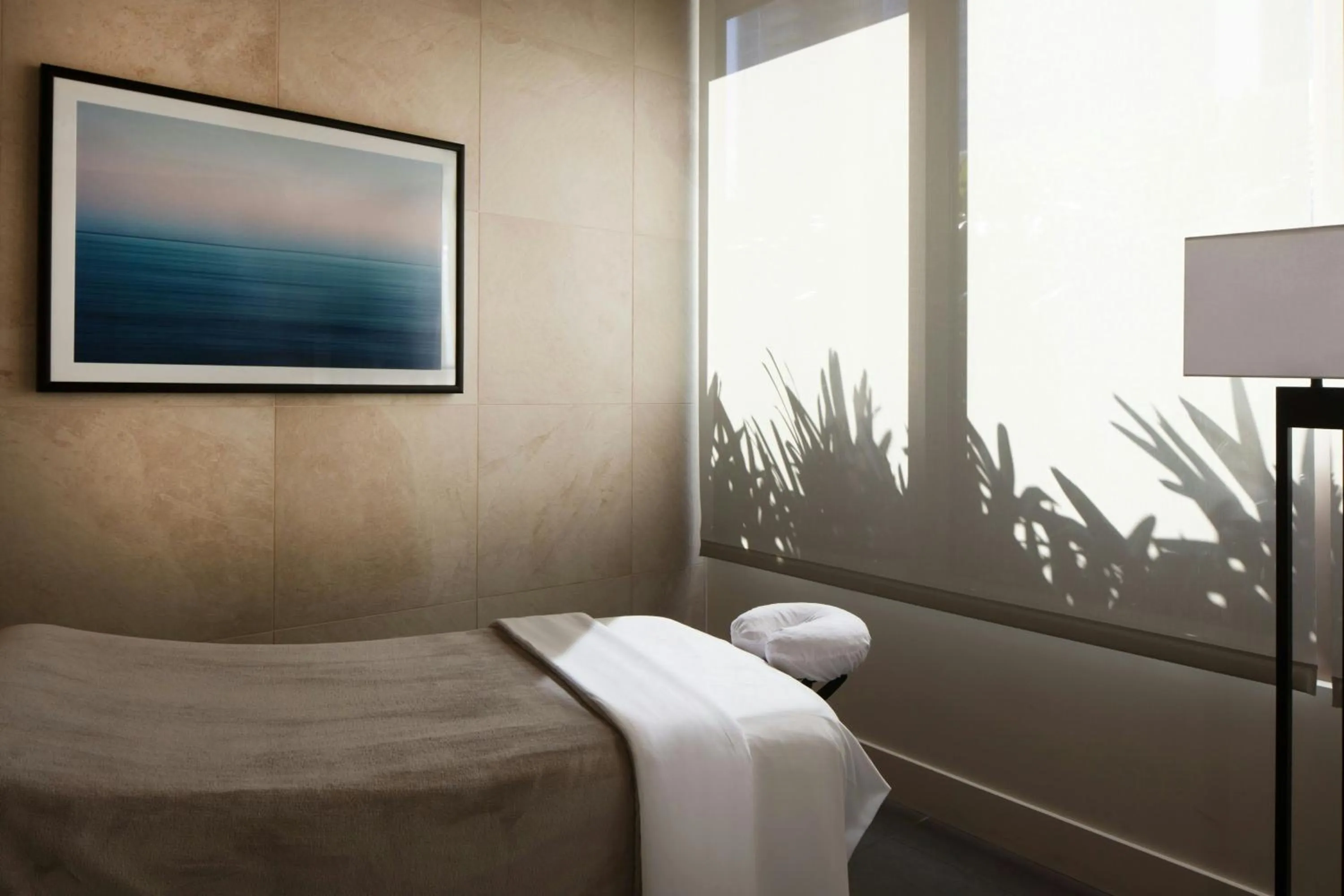 Fitness centre/facilities, Bed in Renaissance Honolulu Hotel & Spa