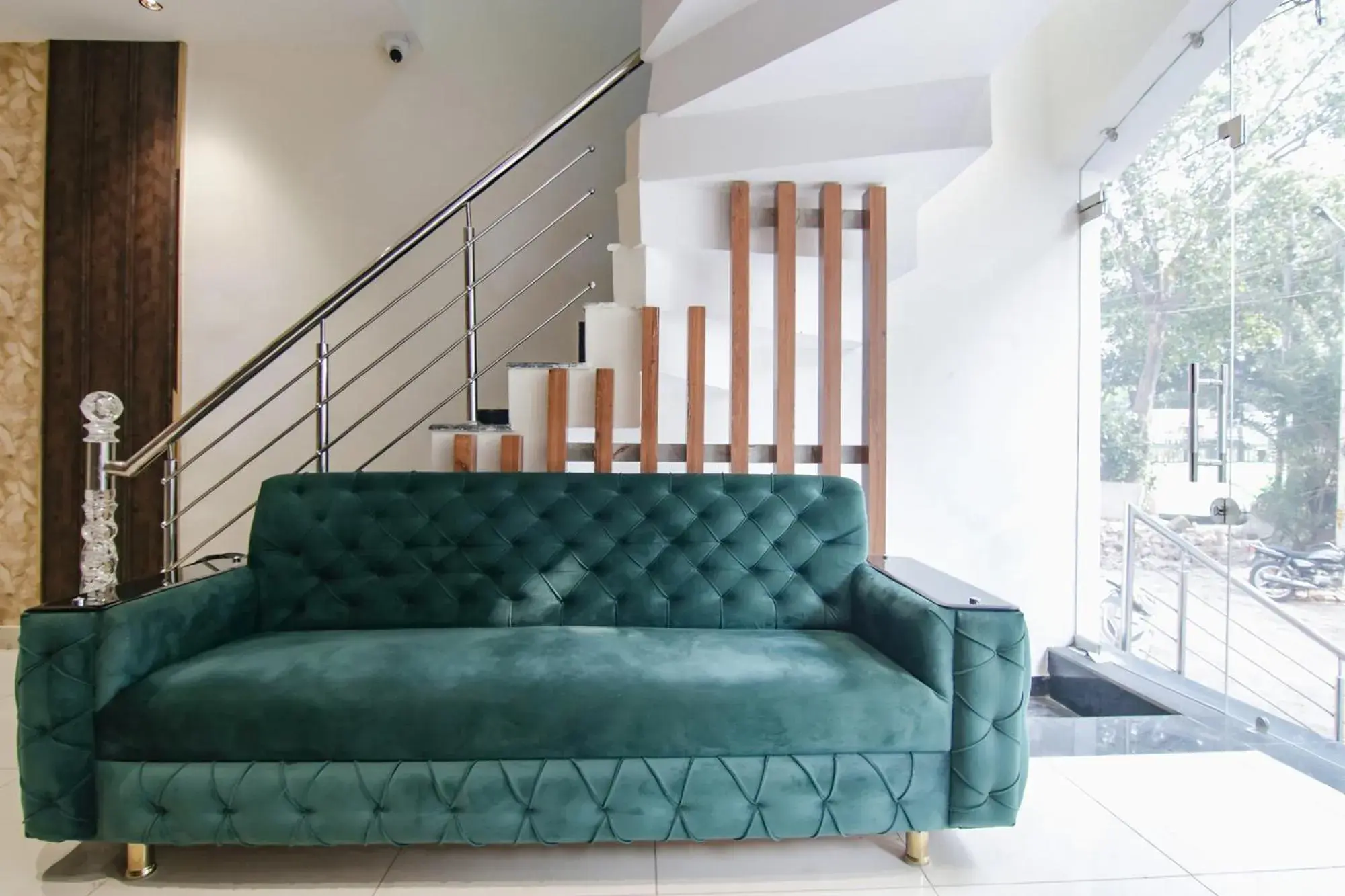 Seating area in FabHotel Spring Seating area in FabHotel Spring