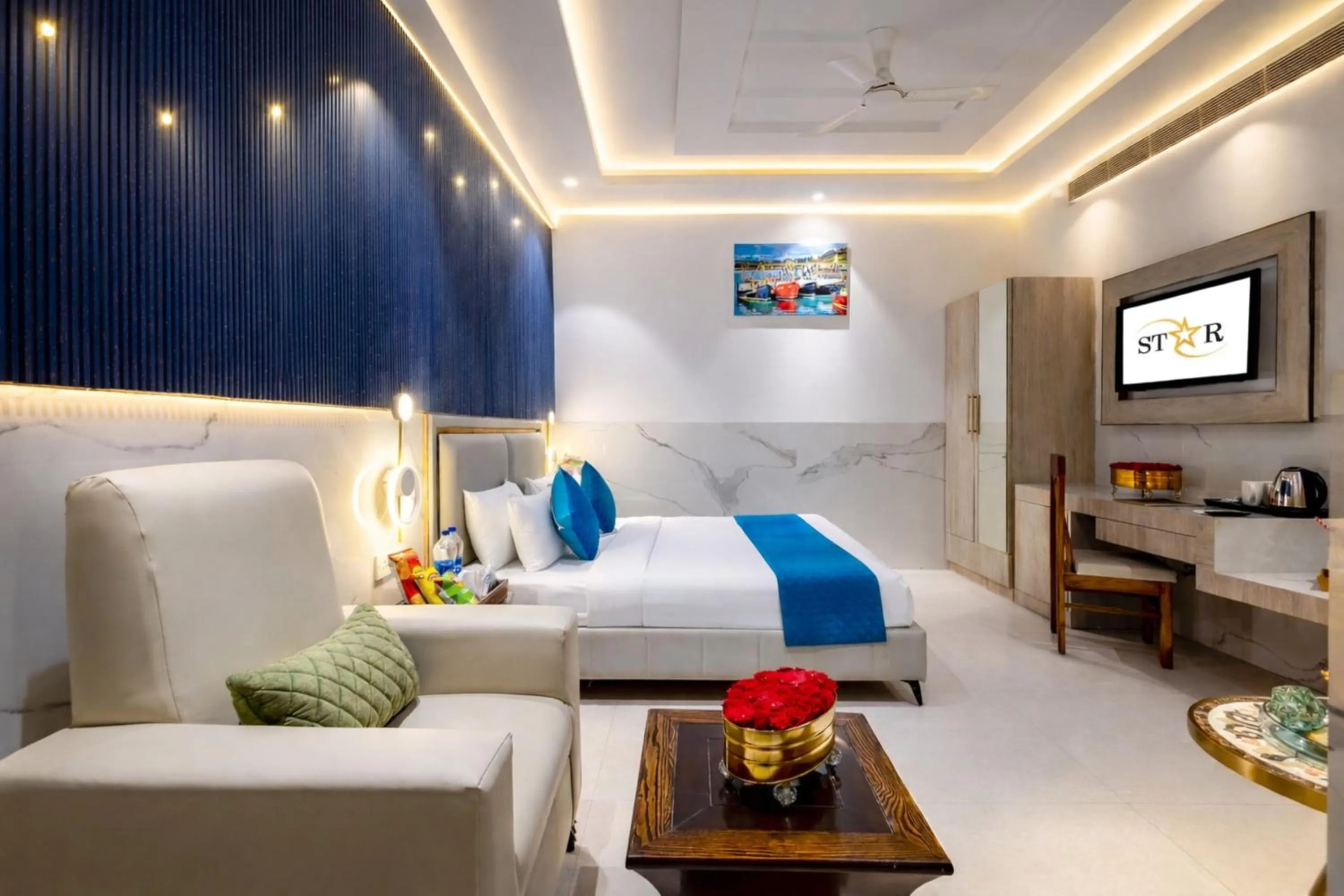 Photo of the whole room, Bed in Hotel Transit International- Aerocity Delhi Airport