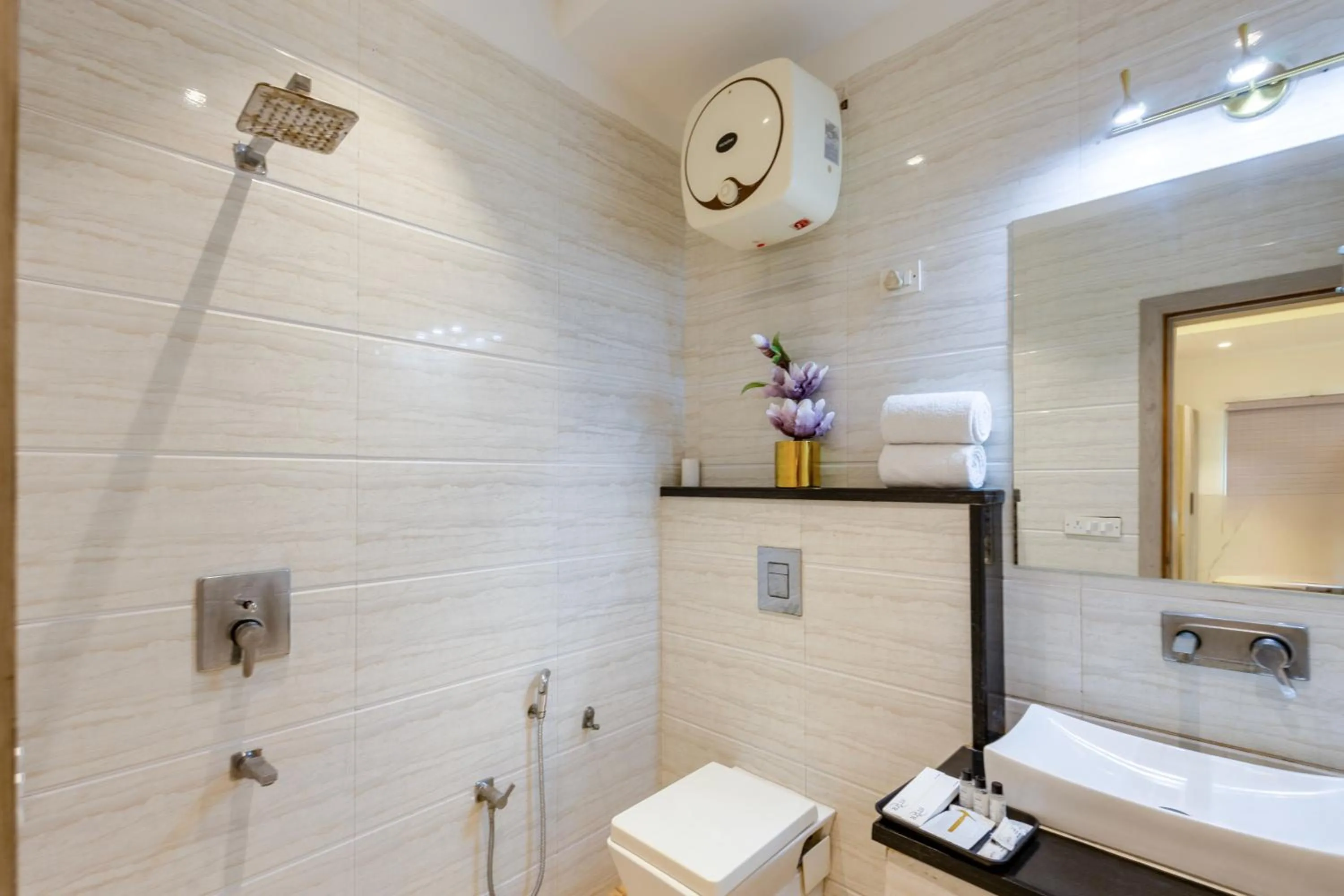 Bathroom in Hotel Transit International- Aerocity Delhi Airport
