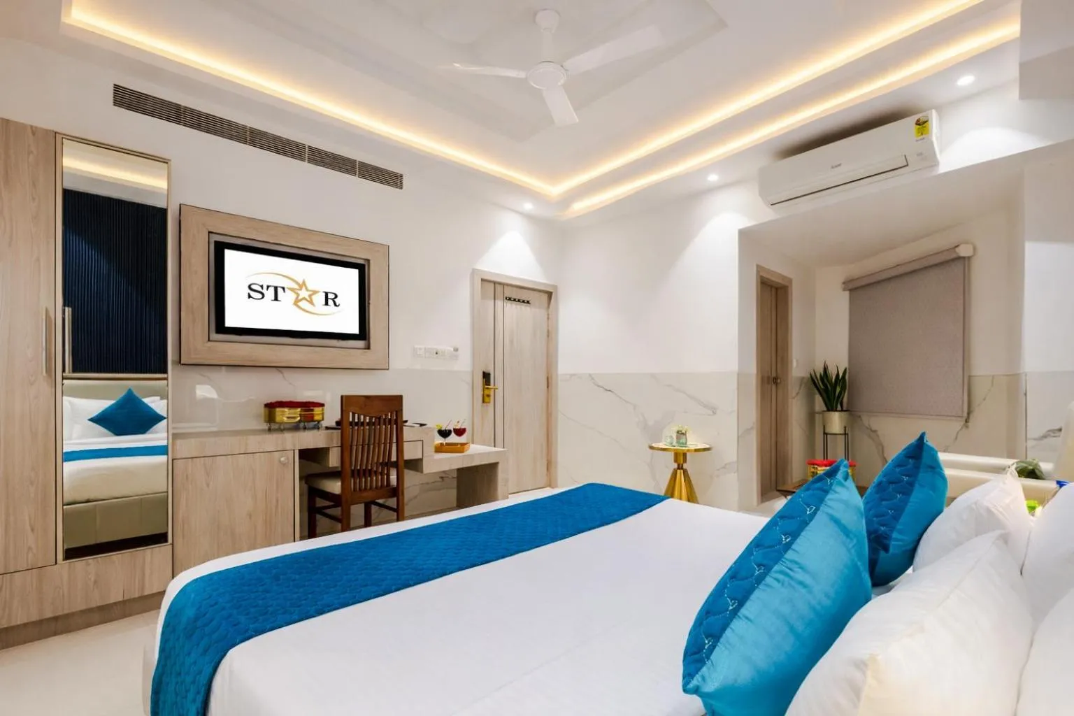 Photo of the whole room, Bed in Hotel Transit International- Aerocity Delhi Airport