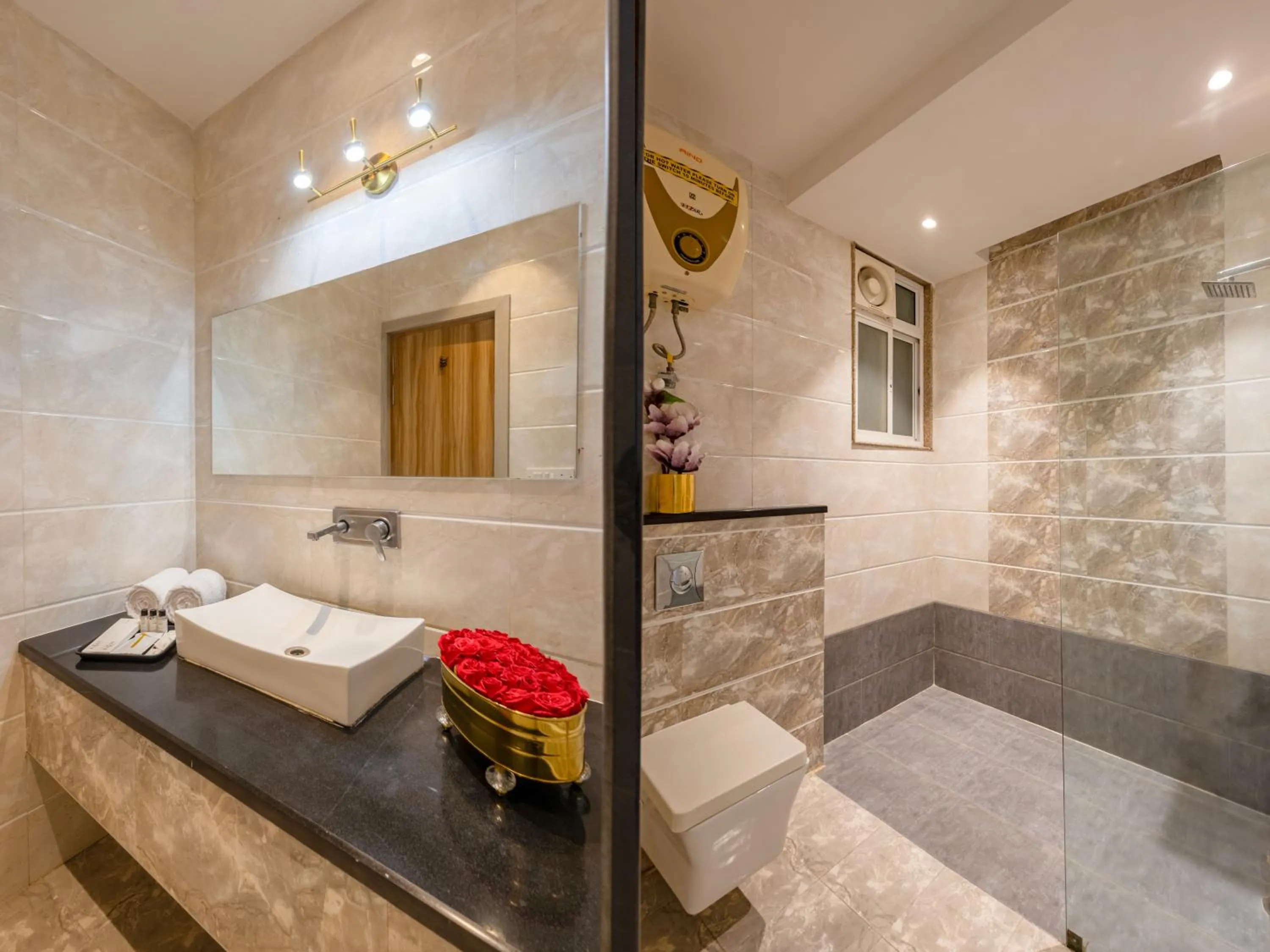 Bathroom, Bed in Hotel Transit International- Aerocity Delhi Airport