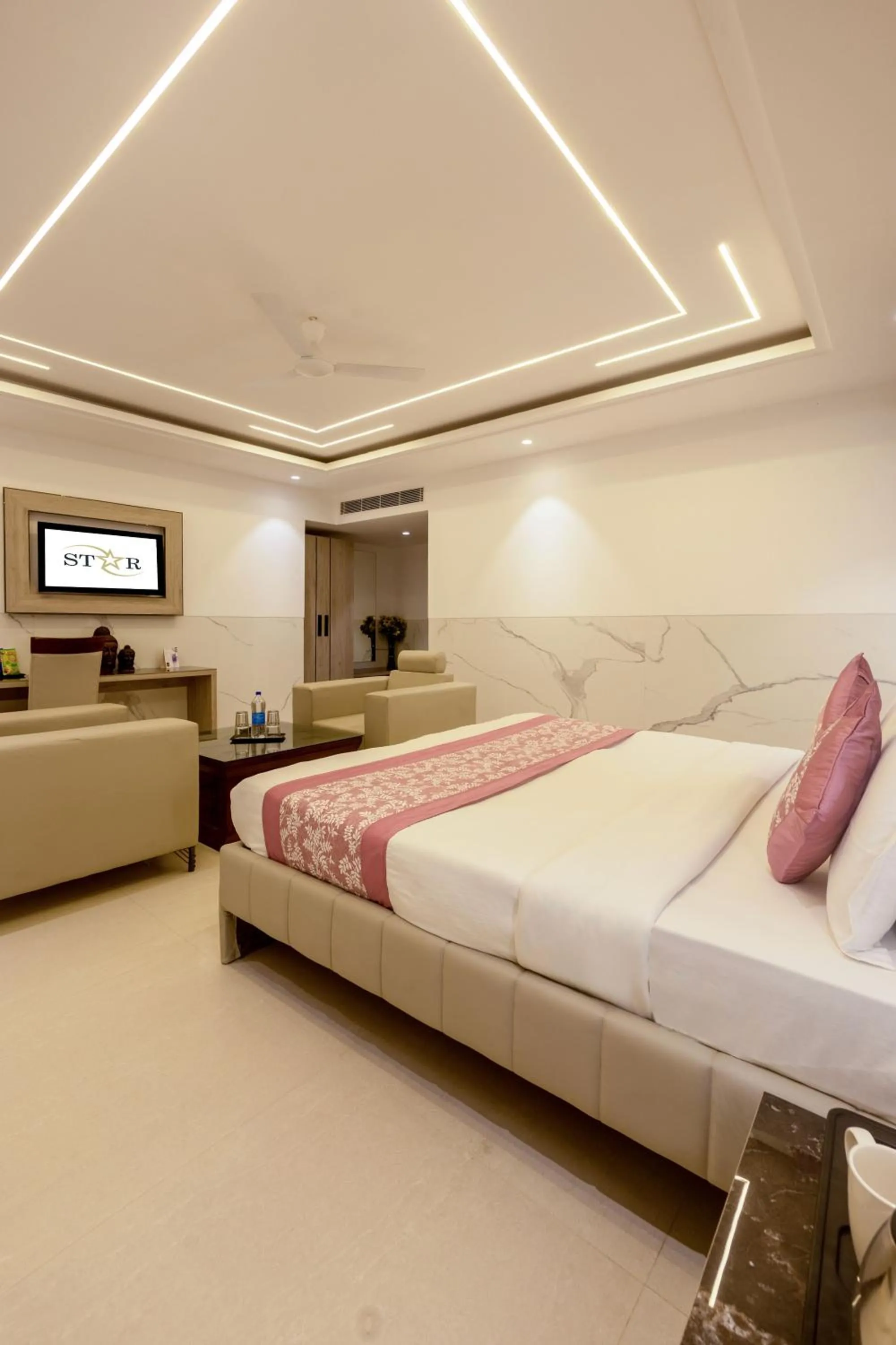 Living room, Bed in Hotel Transit International- Aerocity Delhi Airport