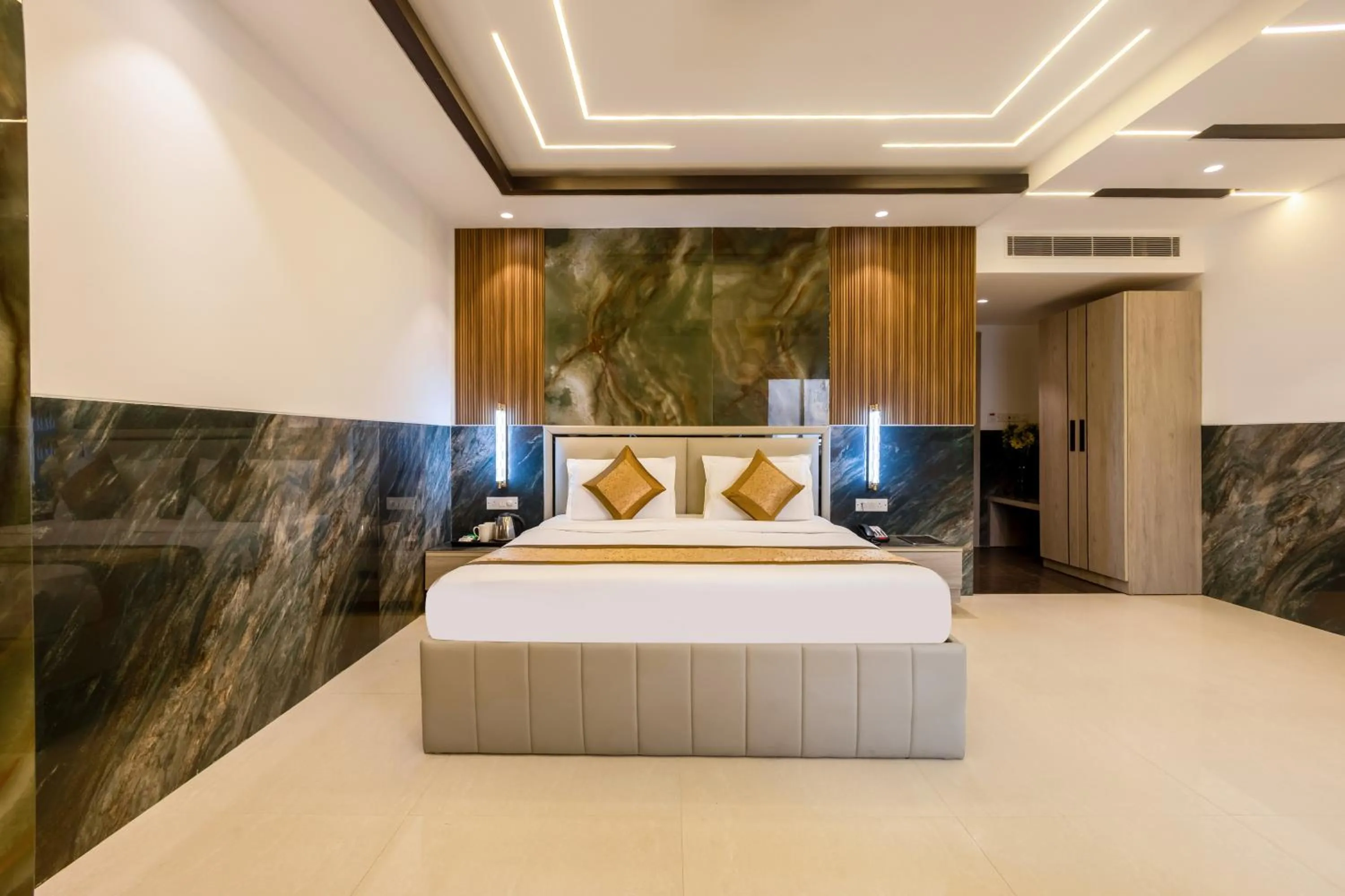 Photo of the whole room, Bed in Hotel Transit International- Aerocity Delhi Airport