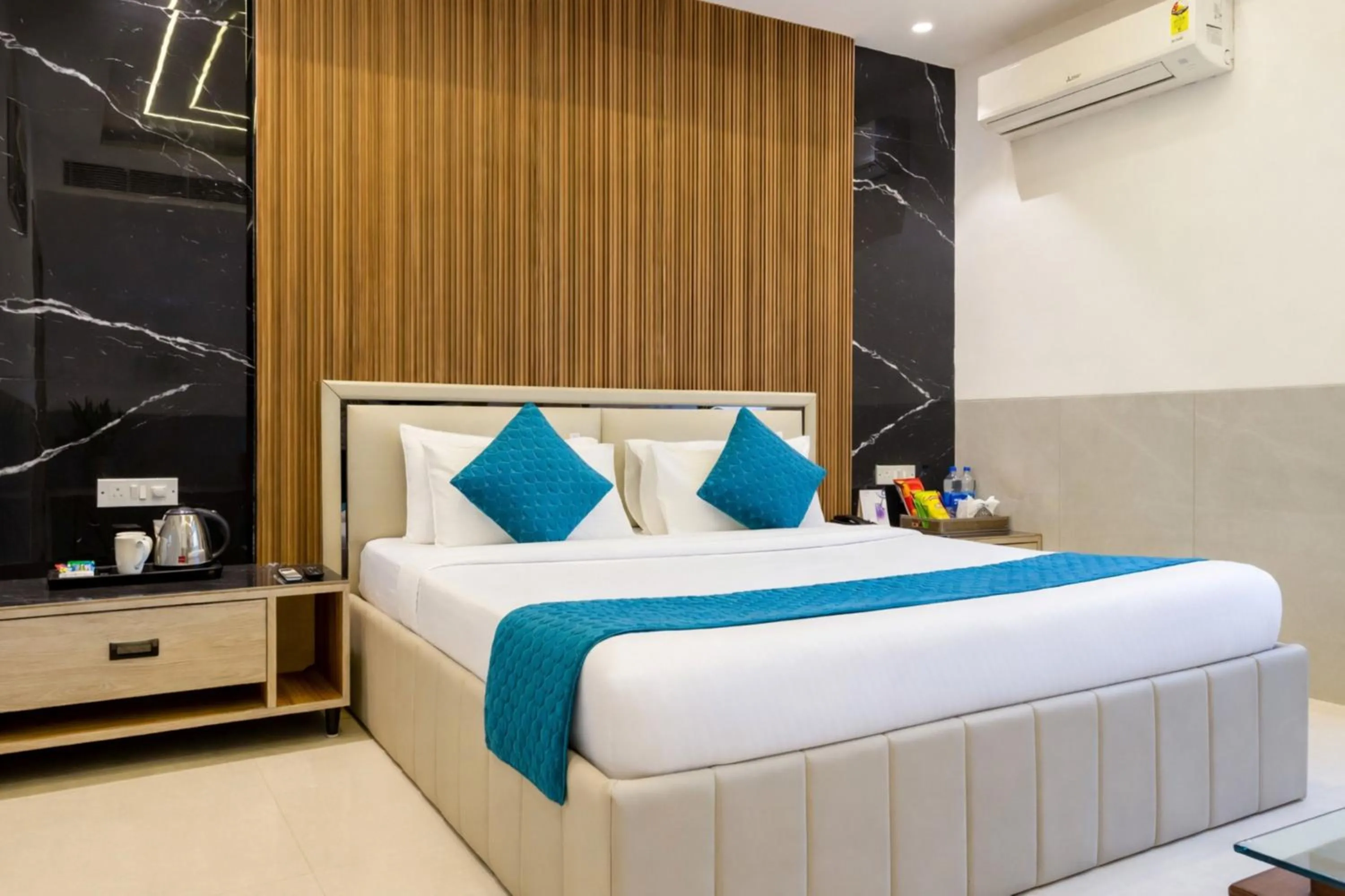 Bedroom, Bed in Hotel Transit International- Aerocity Delhi Airport