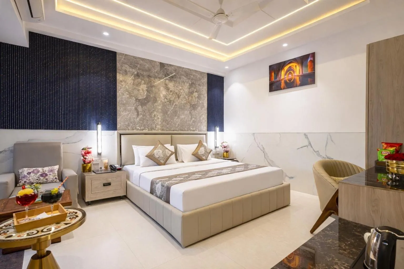Photo of the whole room, Bed in Hotel Transit International- Aerocity Delhi Airport