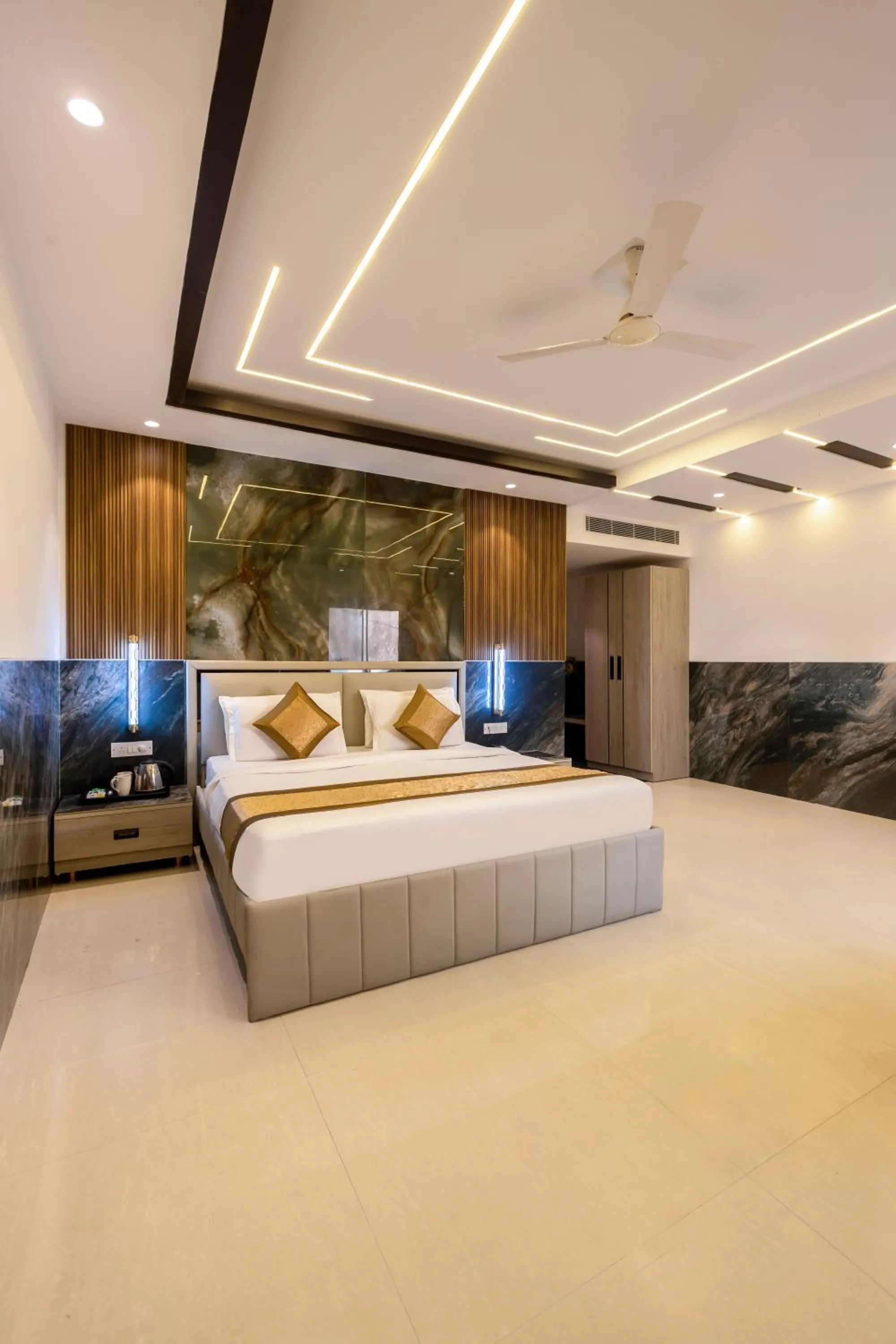 Photo of the whole room, Bed in Hotel Transit International- Aerocity Delhi Airport