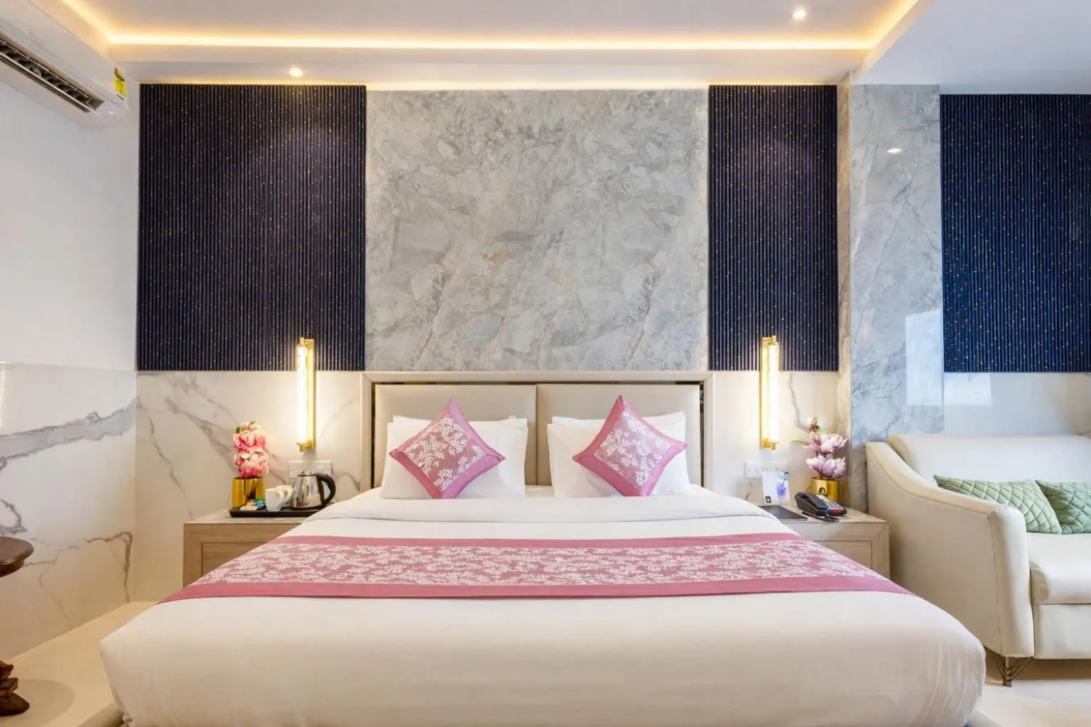 Photo of the whole room, Bed in Hotel Transit International- Aerocity Delhi Airport