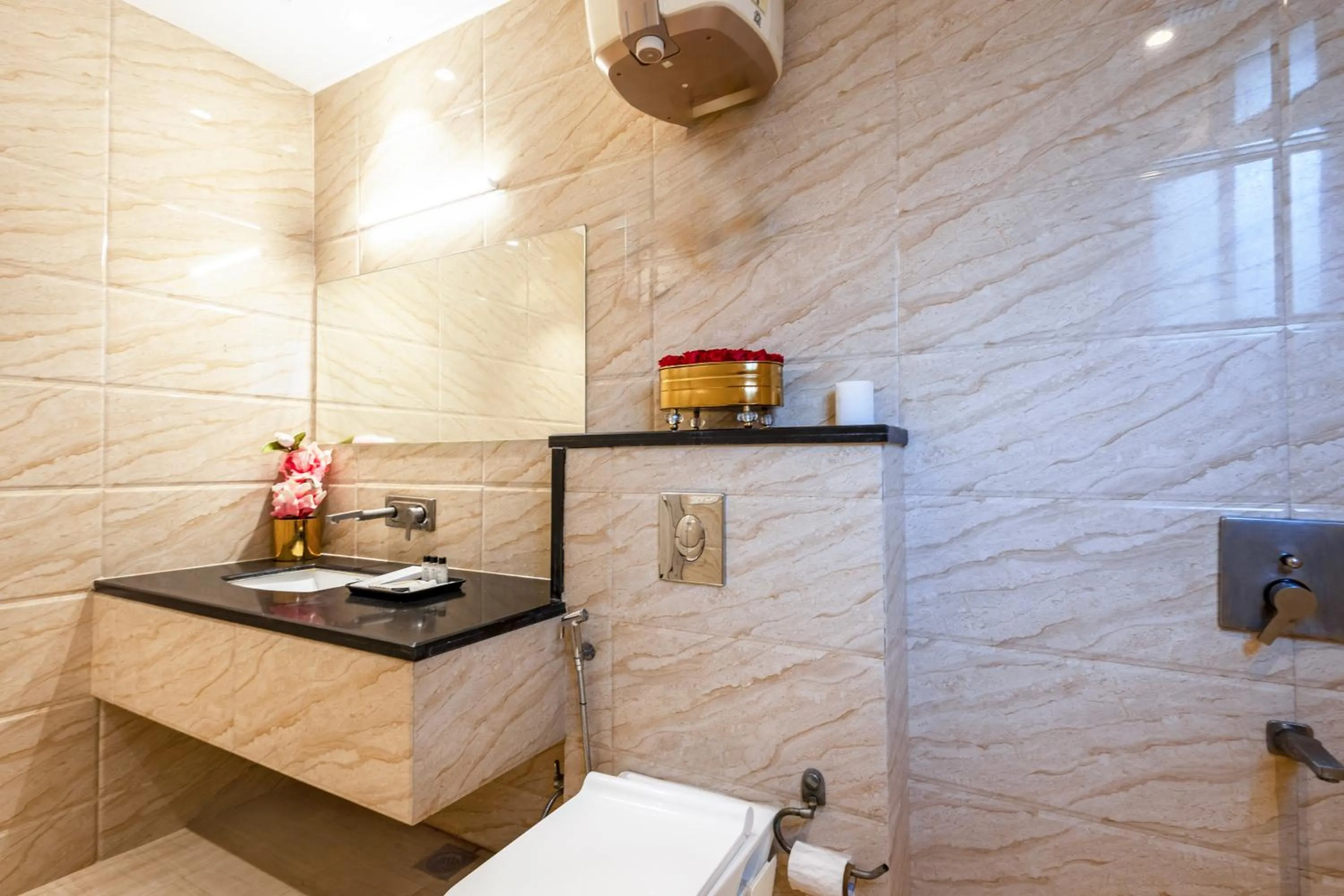 Bathroom in Hotel Transit International- Aerocity Delhi Airport
