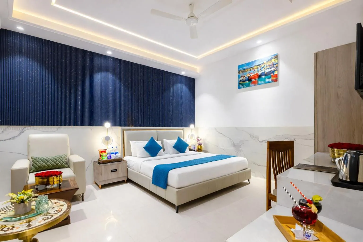 Photo of the whole room, Bed in Hotel Transit International- Aerocity Delhi Airport