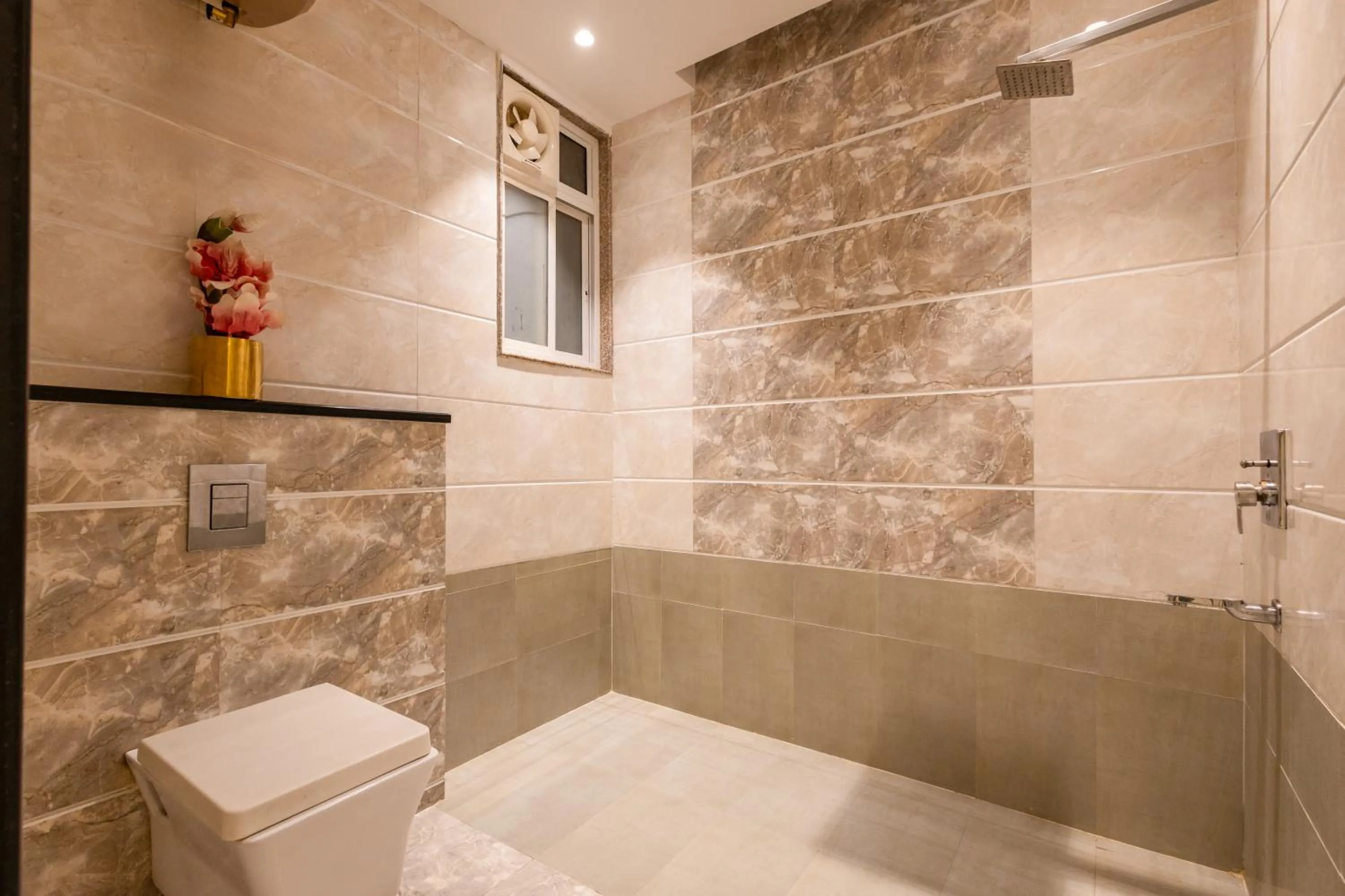 Bathroom in Hotel Transit International- Aerocity Delhi Airport