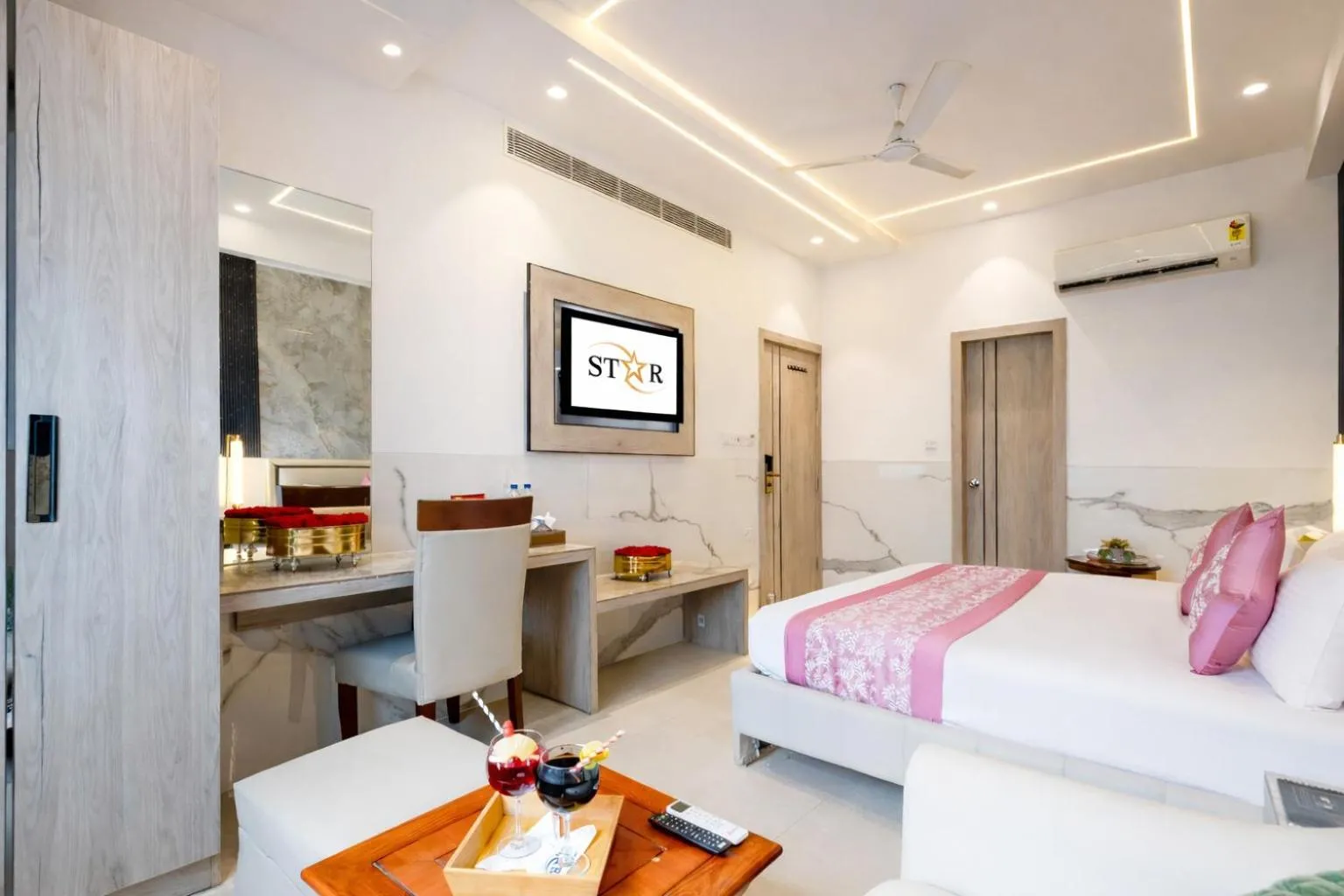 Photo of the whole room, Bed in Hotel Transit International- Aerocity Delhi Airport