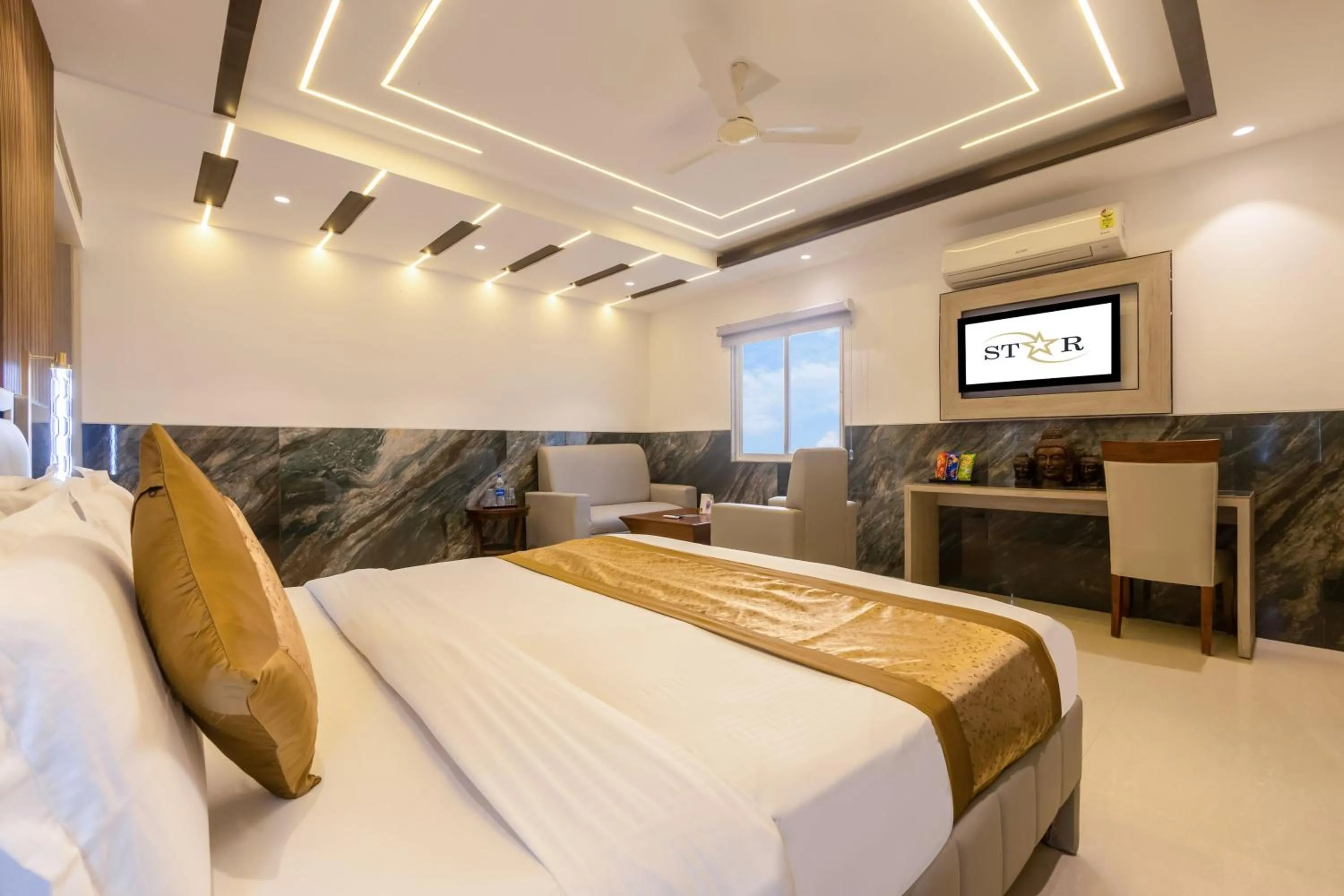 Photo of the whole room, Bed in Hotel Transit International- Aerocity Delhi Airport