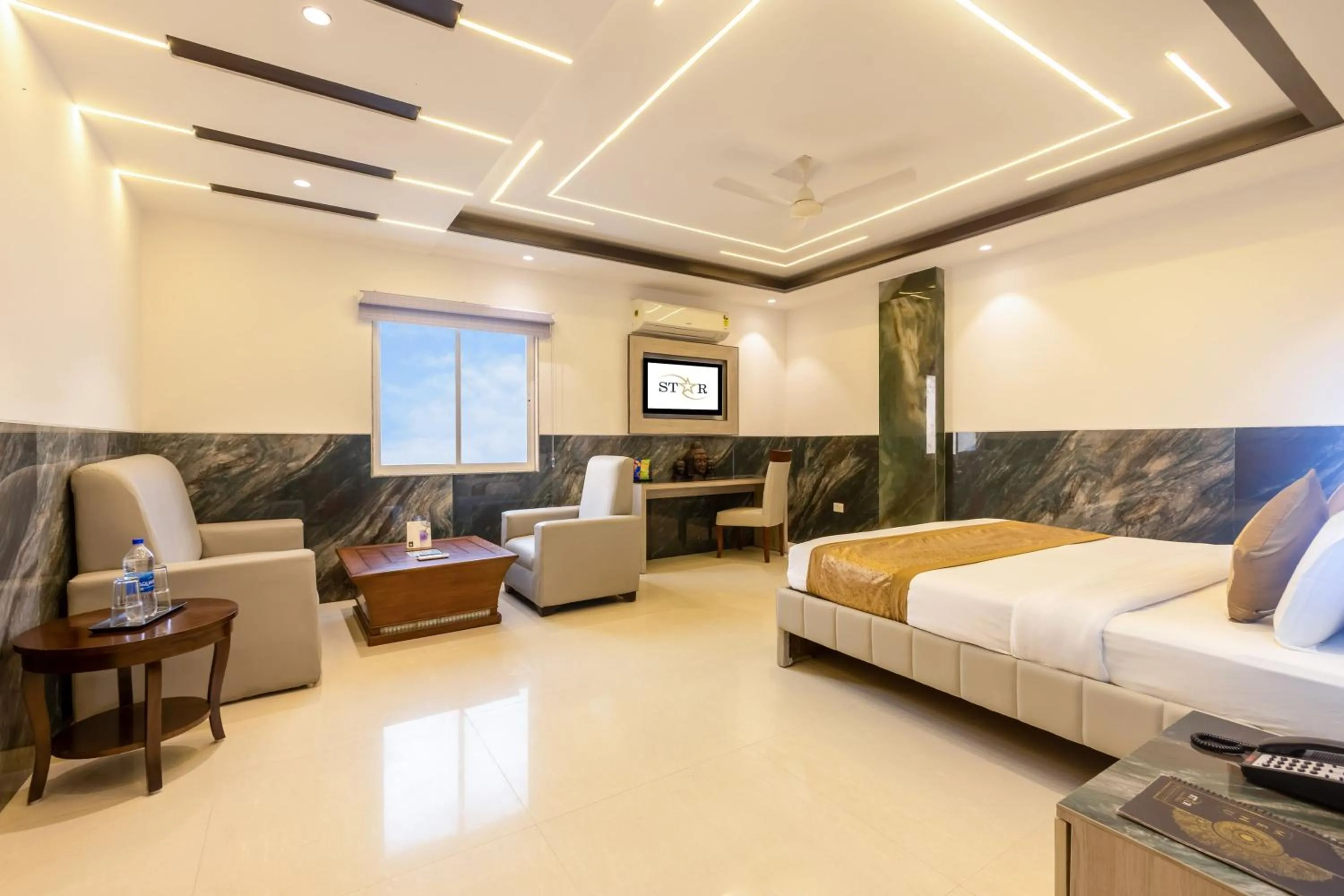 Photo of the whole room, Bed in Hotel Transit International- Aerocity Delhi Airport