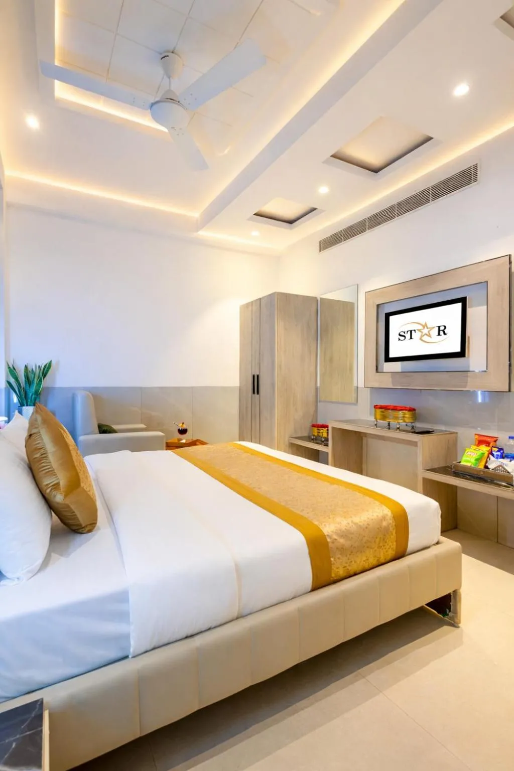Bedroom, Bed in Hotel Transit International- Aerocity Delhi Airport