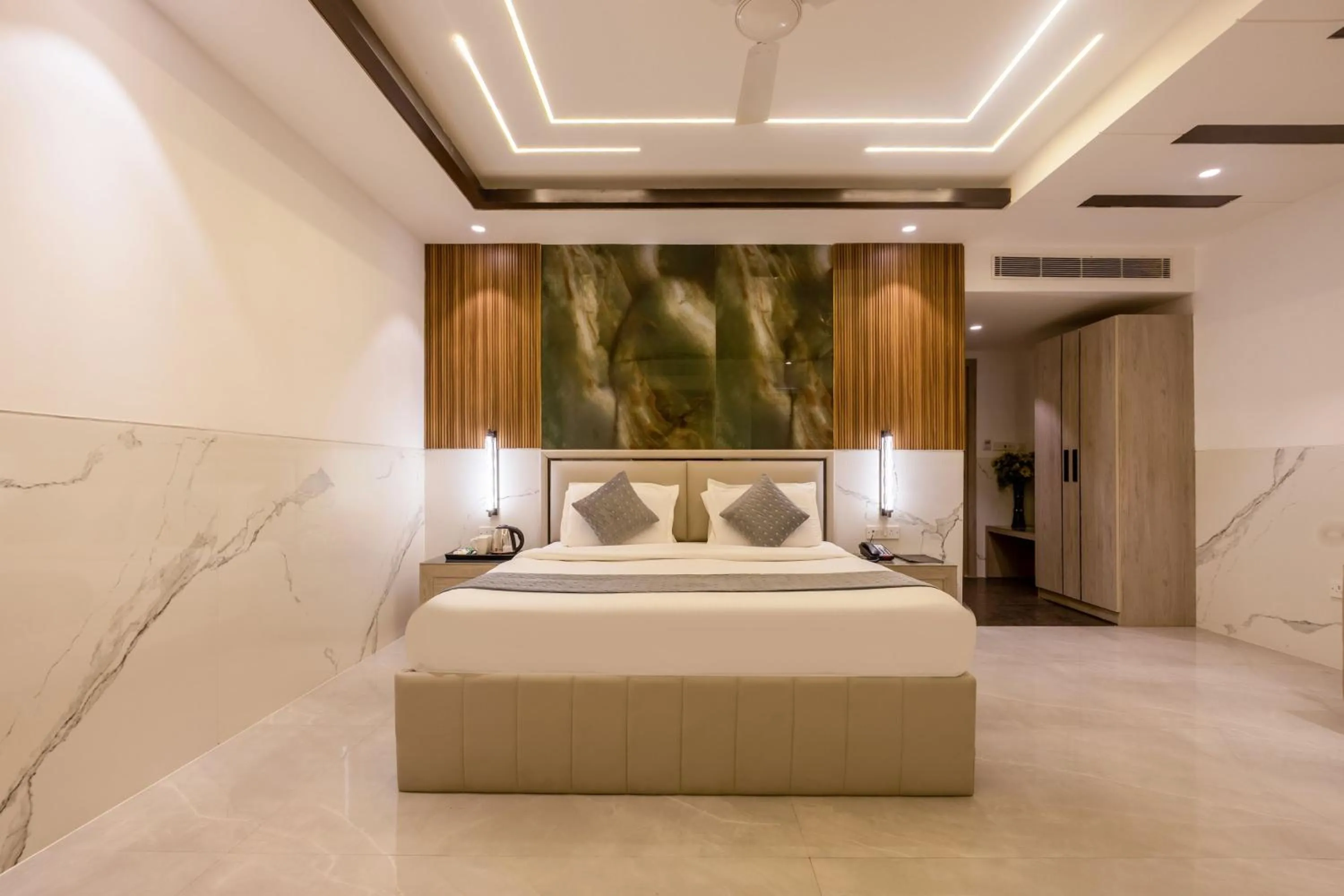 Bedroom, Bed in Hotel Transit International- Aerocity Delhi Airport