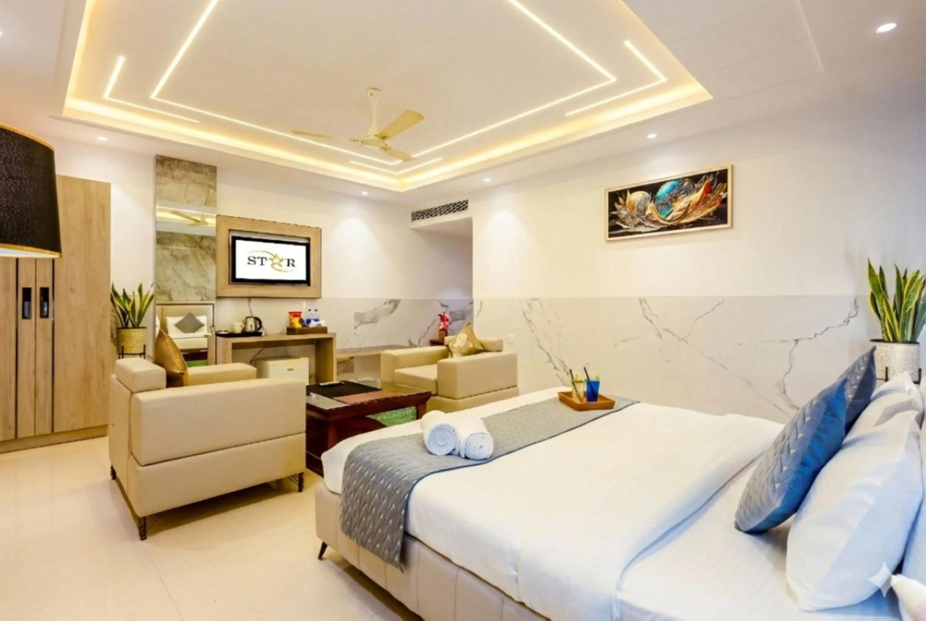 Living room, Bed in Hotel Transit International- Aerocity Delhi Airport