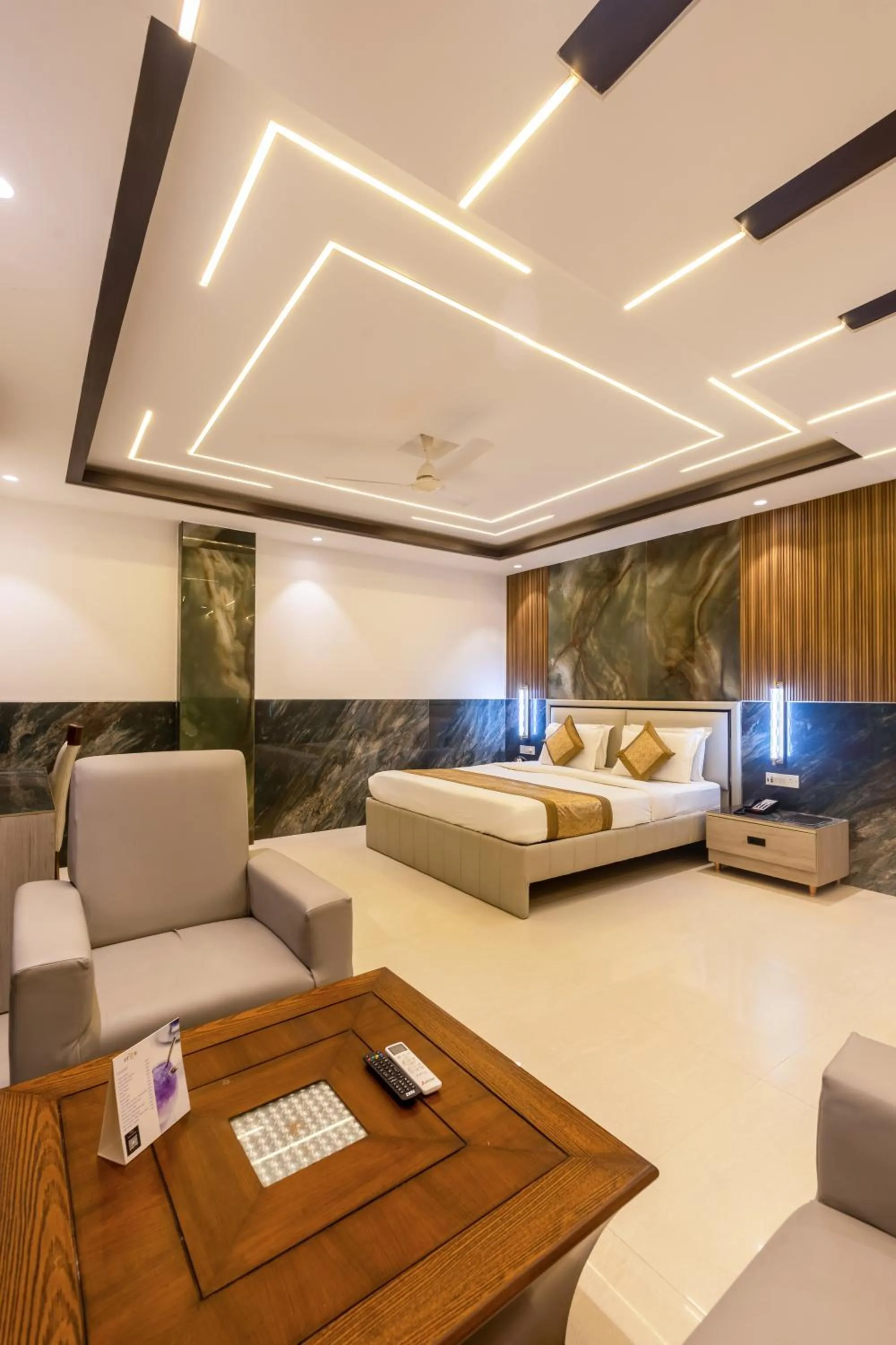 Photo of the whole room, Bed in Hotel Transit International- Aerocity Delhi Airport