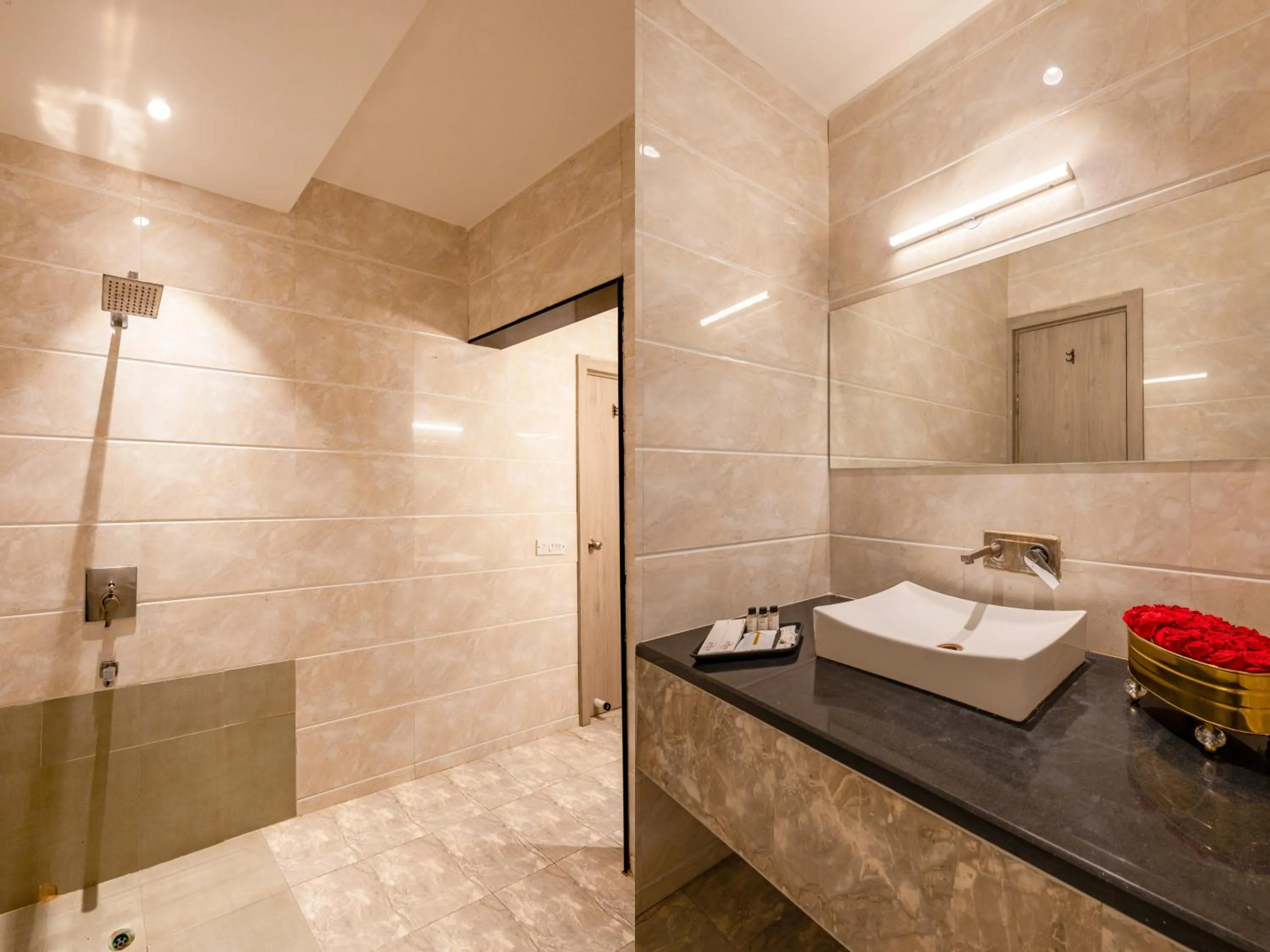 Bathroom in Hotel Transit International- Aerocity Delhi Airport
