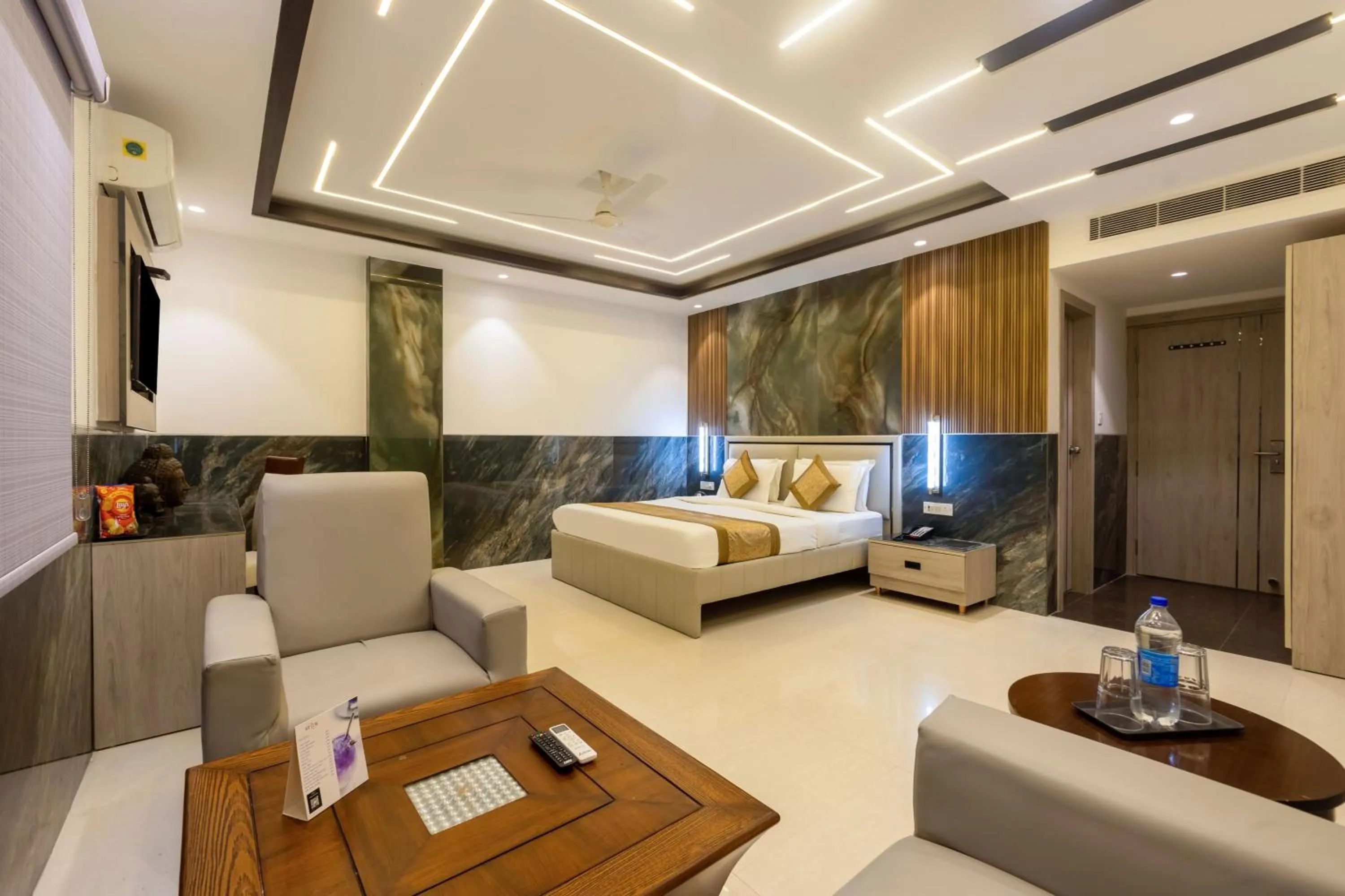 Photo of the whole room, Bed in Hotel Transit International- Aerocity Delhi Airport