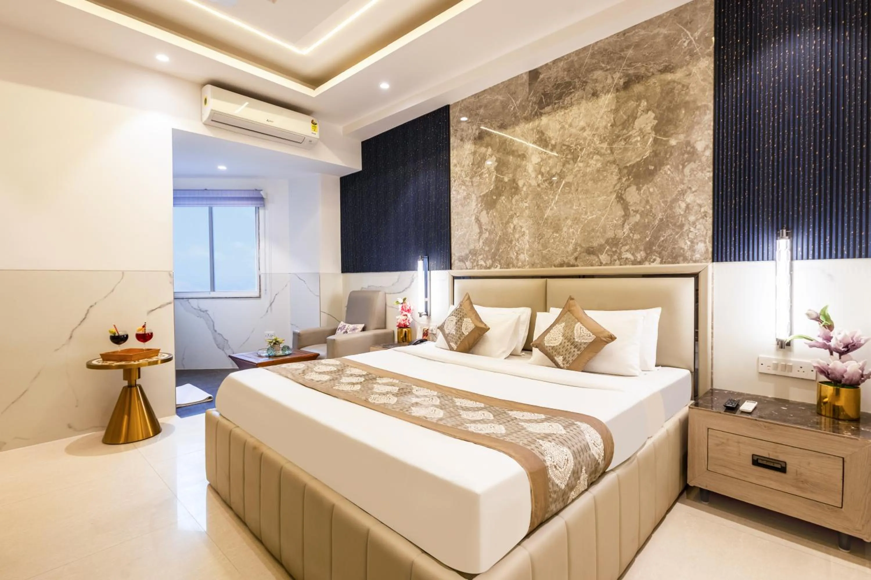 Photo of the whole room, Bed in Hotel Transit International- Aerocity Delhi Airport