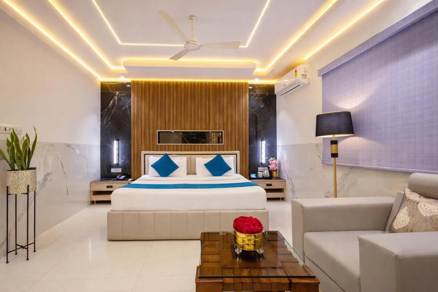 Photo of the whole room, Bed in Hotel Transit International- Aerocity Delhi Airport