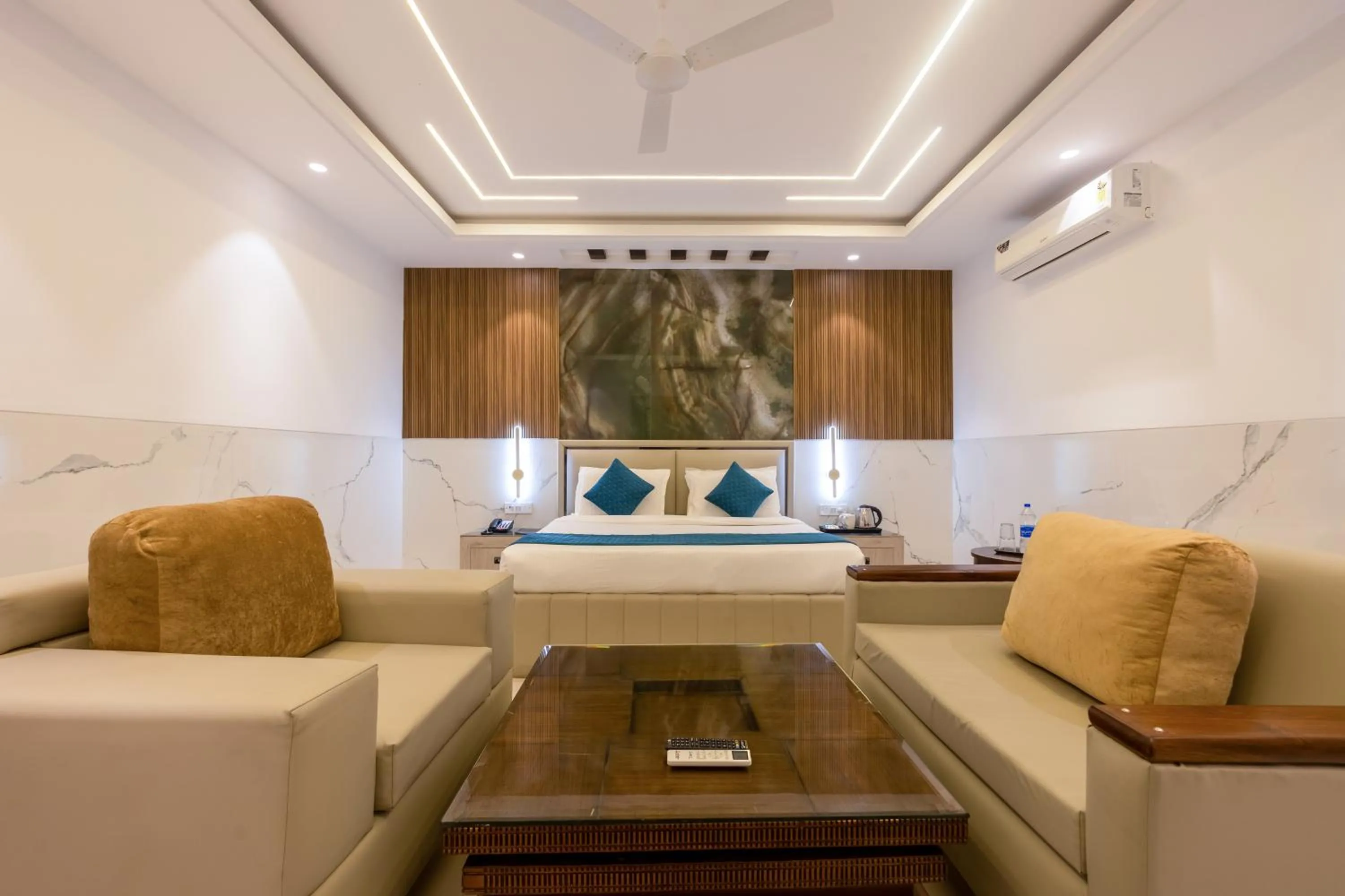 Photo of the whole room in Hotel Transit International- Aerocity Delhi Airport