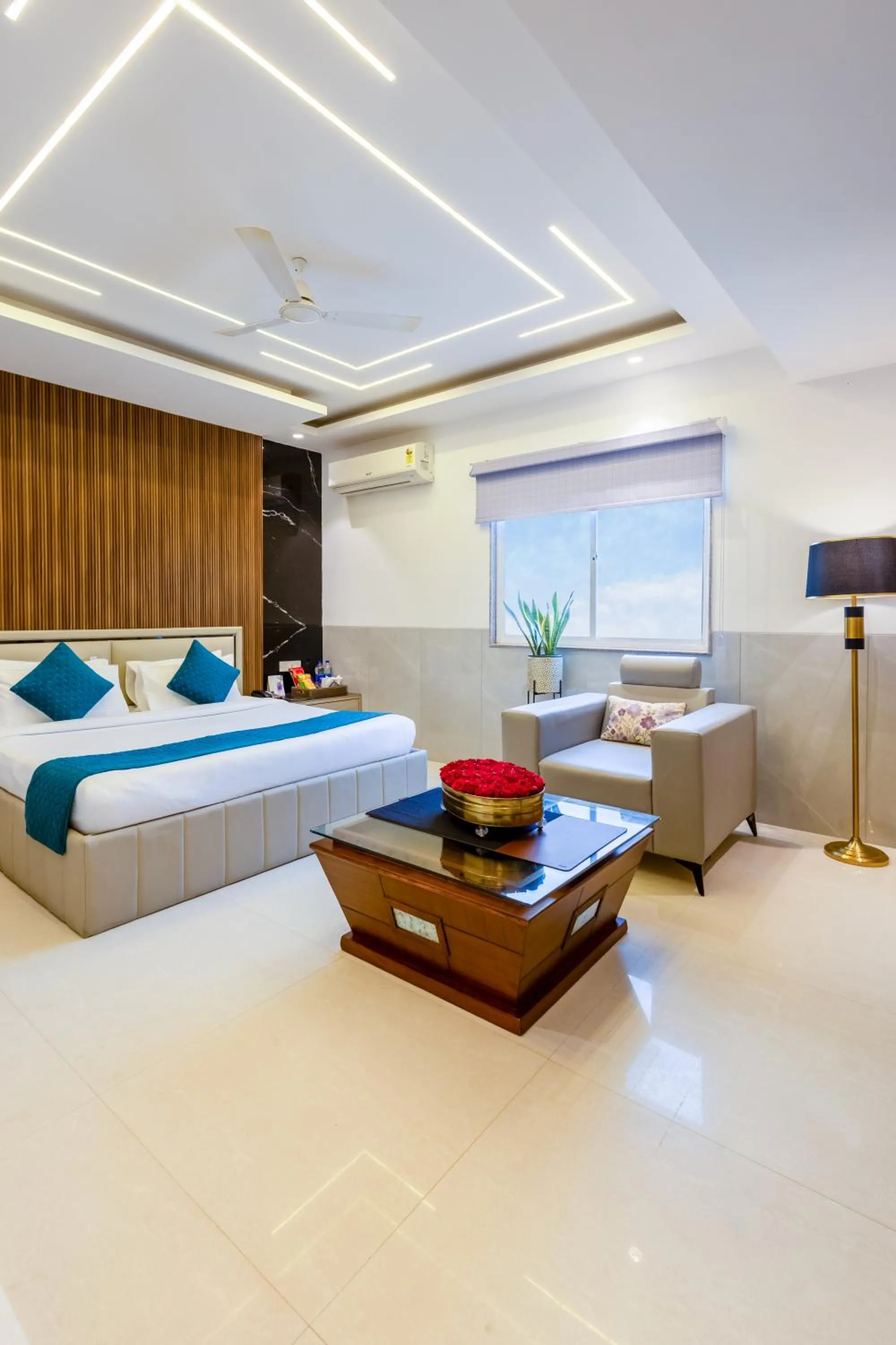 Photo of the whole room, Bed in Hotel Transit International- Aerocity Delhi Airport